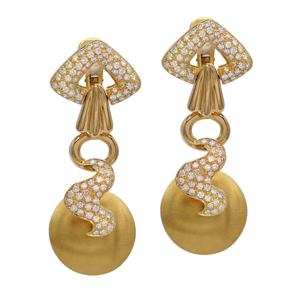 18kt yellow gold and diamond pendant earrings 重42克，明亮型切割约4克拉，可互换的半球形吊坠，素金和缎面黄金，黑&hellip;