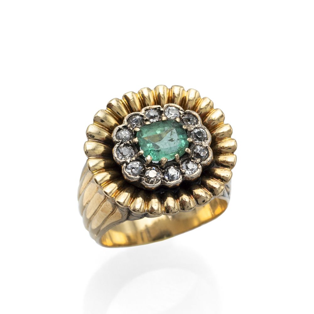 18kt yellow gold emerald and rose diamond ring 1940年代，重量15克，祖母绿切割约0.40克拉，有磨损的痕迹，&hellip;