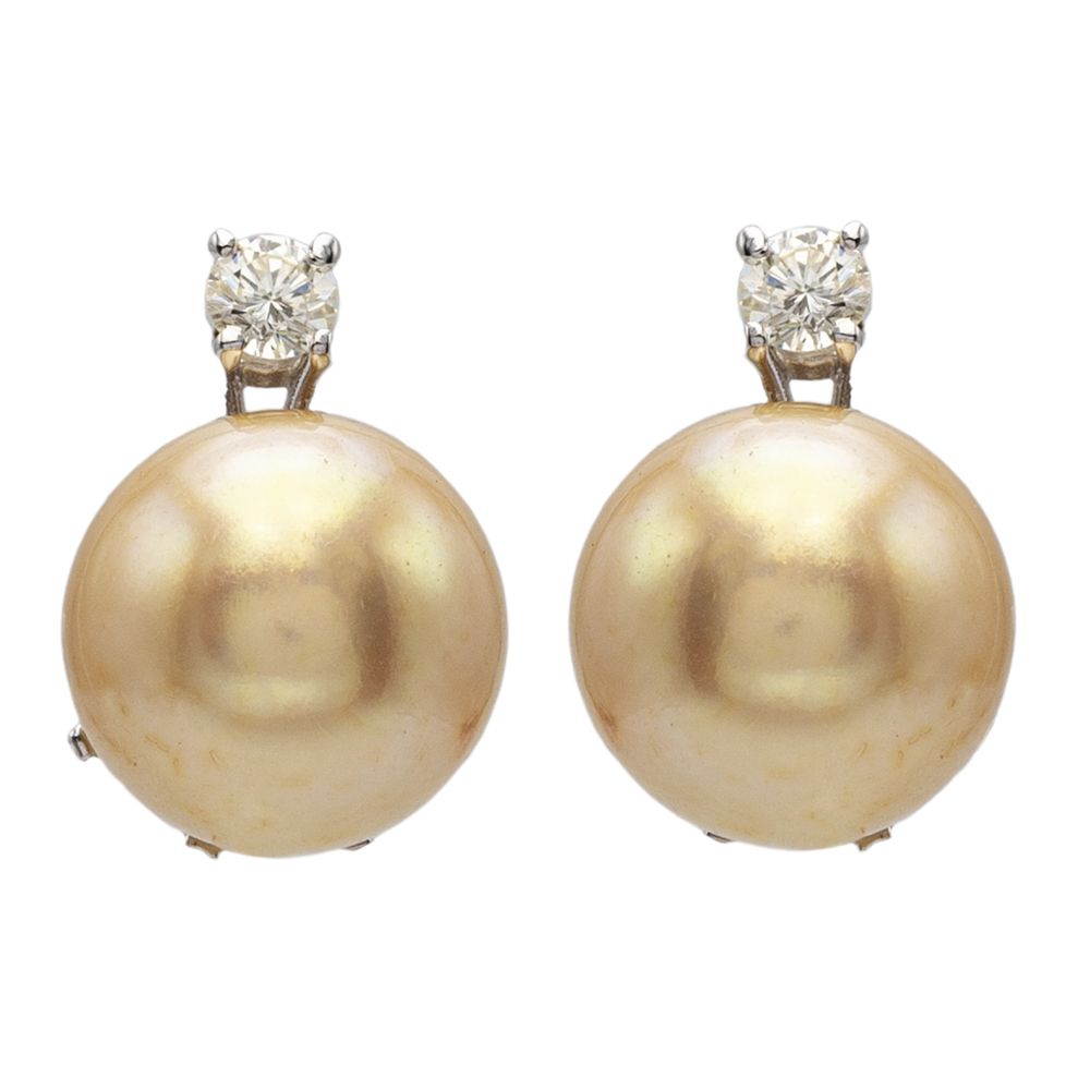 Lobe earrings with two golden pearls and diamonds peso 10,5 gr., perlas de 12,5 &hellip;