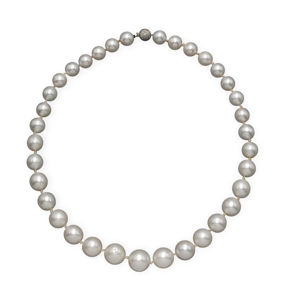 One strand of South Sea pearl necklace 重量为104克，从11毫米到16毫米渐变排列。18K白金束带扣，镶有huit-hu&hellip;