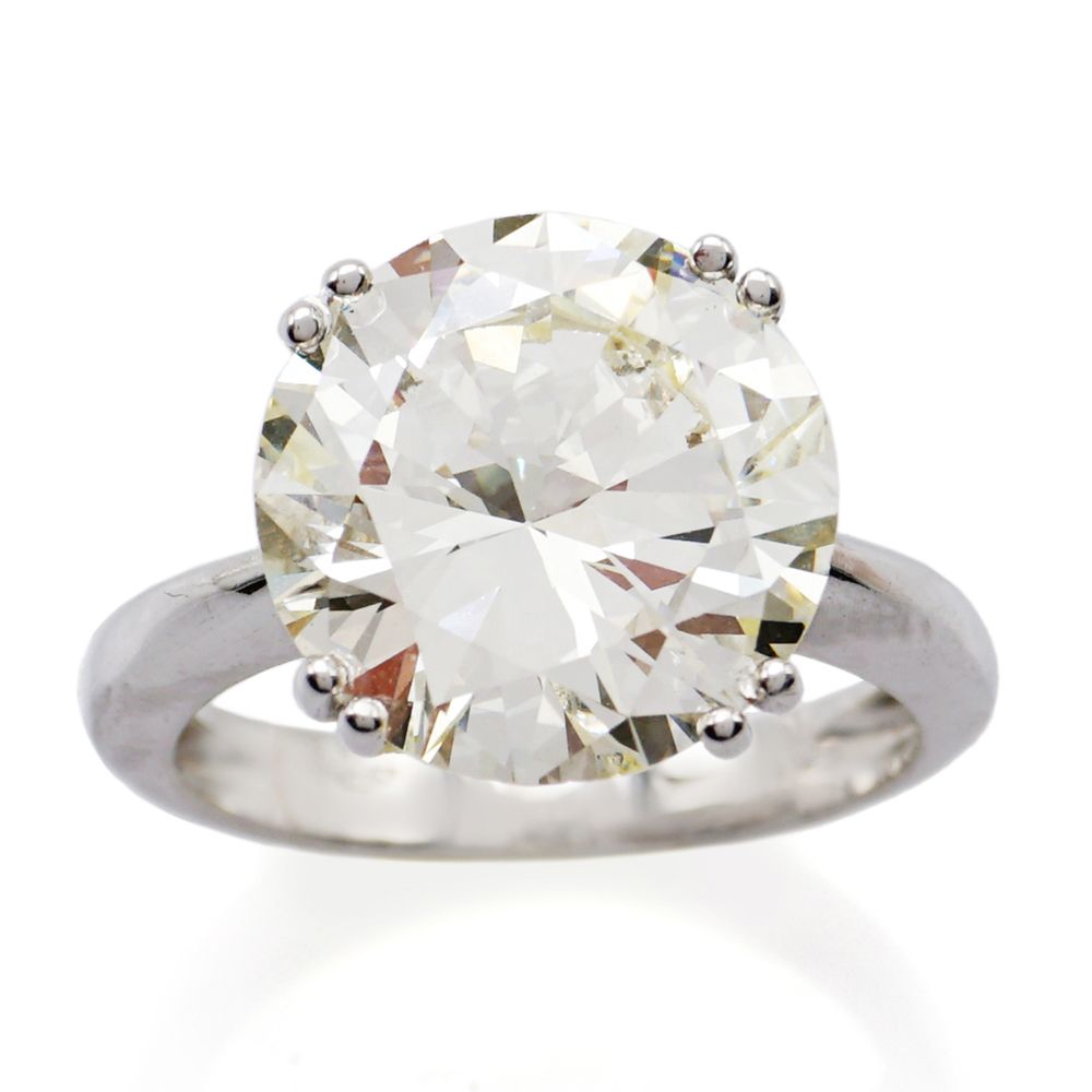 Solitaire ring with diamond ct 6.74 重量6克，明亮式切割，M色，净度VS1，镶嵌于18K白金，尺寸13。附有I.G.N.的宝&hellip;