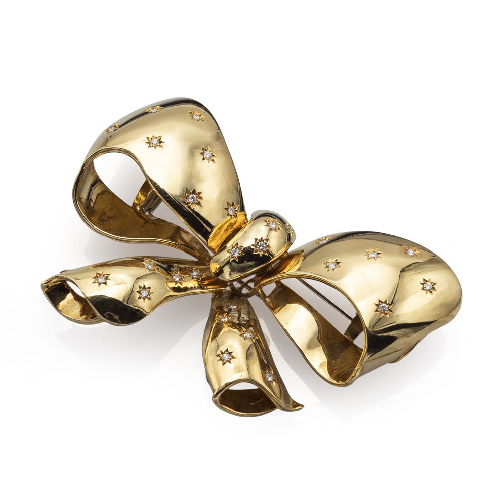 18kt yellow gold and diamonds ribbon shaped brooch 重量为71克，明亮型切割的星形镶嵌，尺寸为9.5x6.5厘&hellip;