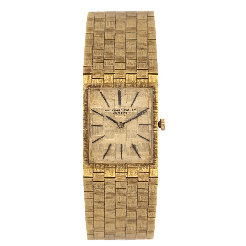 Audemars Piguet, wristwatch 约1970年，重69克，18K黄金材质，长方形表壳，尺寸25x23毫米。39113，镀金表盘，黑色珐琅指&hellip;