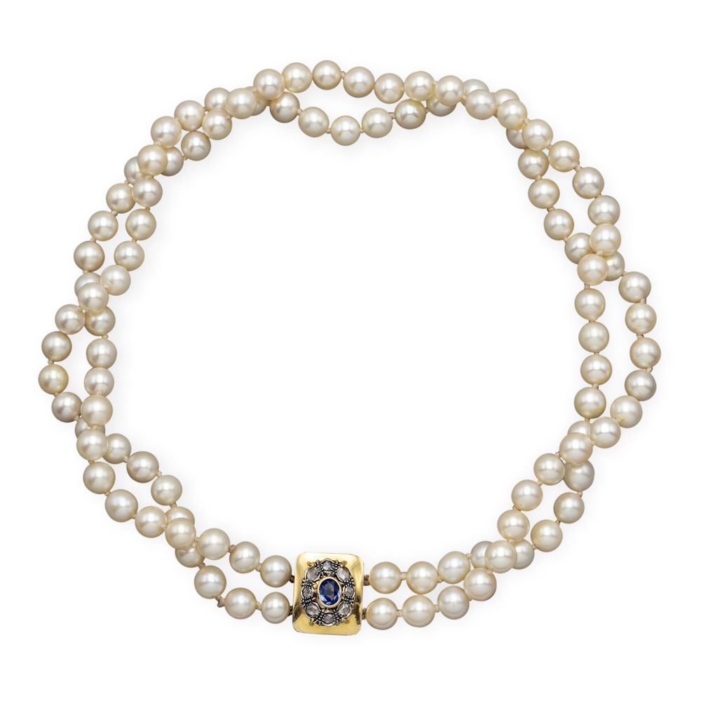 Two-strand cultured pearls necklace 1940/50年代，重量为88.5克，尺寸为8毫米，18K黄金和银扣，中央为椭圆形切割蓝&hellip;