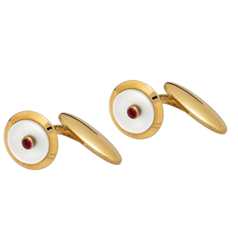 18kt yellow gold and mother of pearl round cufflinks 重5克，中间是两颗凸圆形切割的石榴石