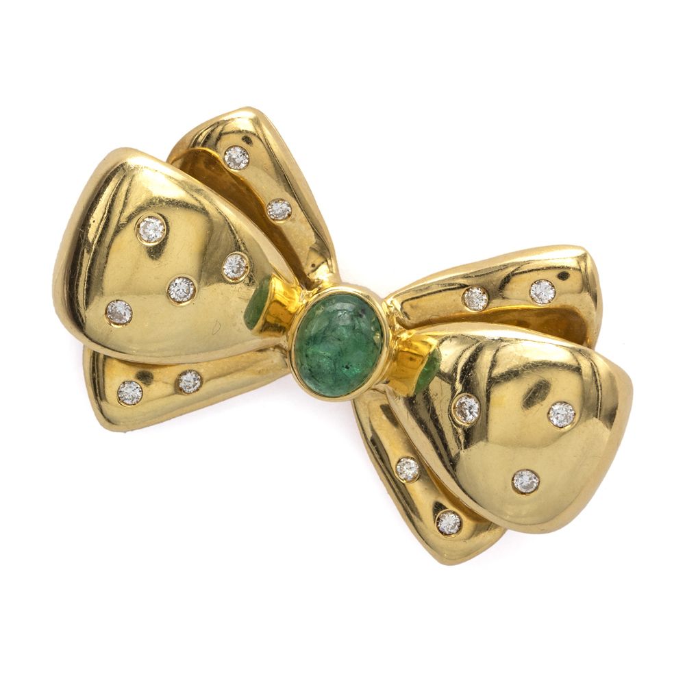 18kt yellow gold, emerald and diamond ribbon brooch , weight 14 gr., centered on&hellip;