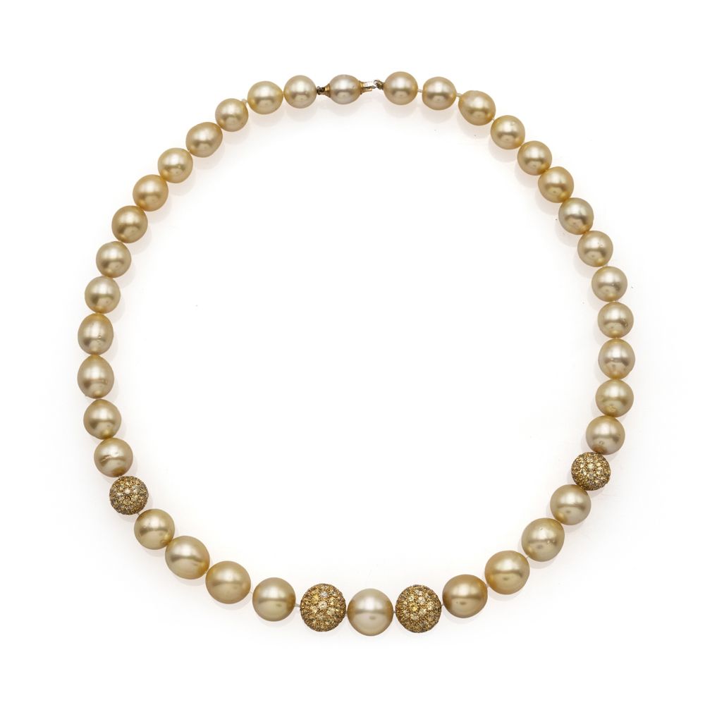 Golden South Sea pearl strand necklace 重量为95克，以11至14毫米的梯度排列，与18K黄金和圆形黄色蓝宝石的花束交替，&hellip;