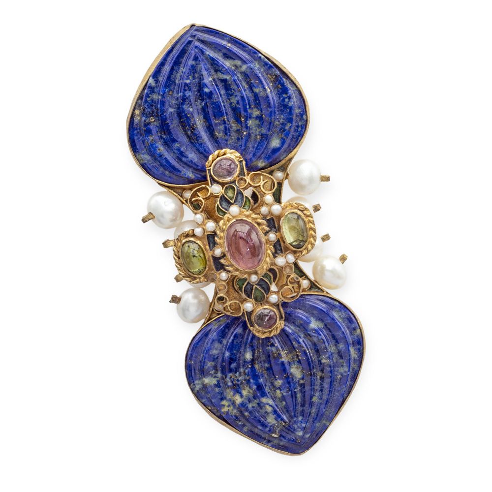 Percossi Papi, floral motif brooch 签名，重23克，镀金银和花式切割的青金石，凸圆形切割的碧玺，浮雕珐琅和珍珠，尺寸6.8x2&hellip;