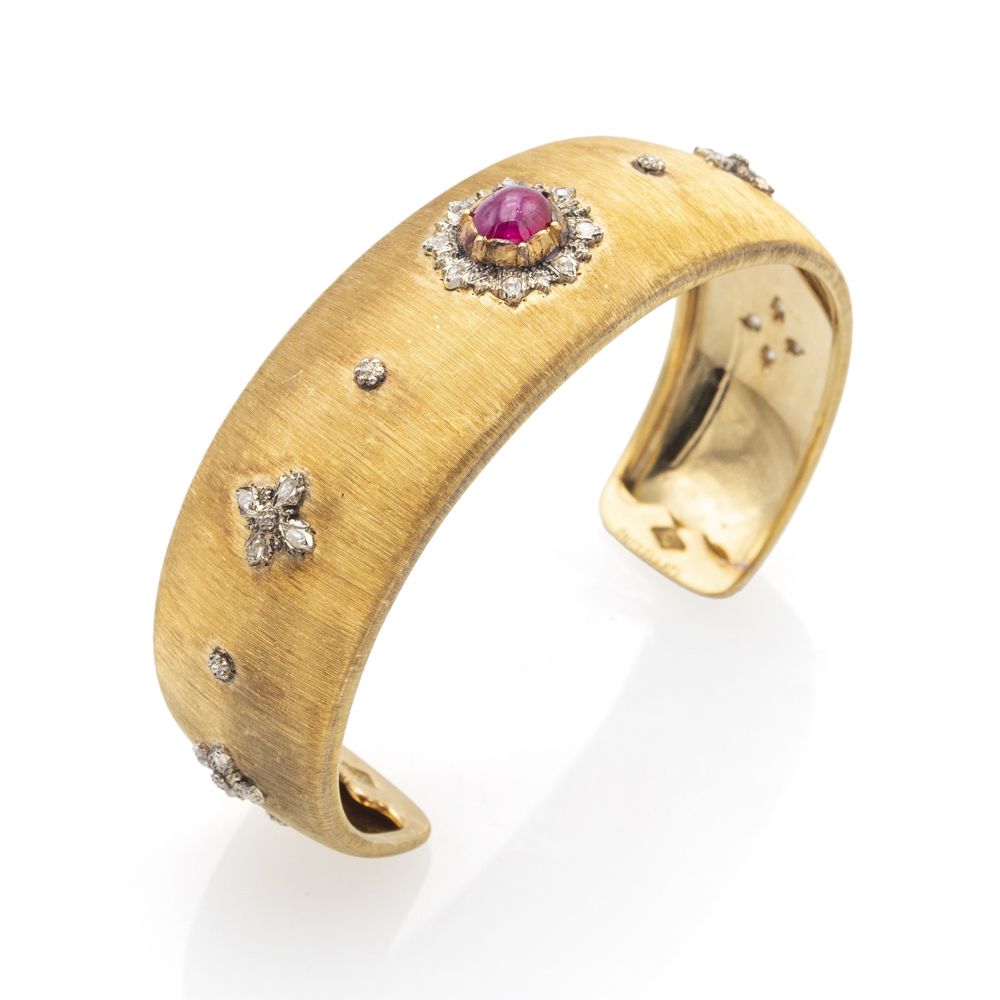 Buccellati, cuff bracelet 签名，1930/40年代，重35克，18K缎面黄金，中心是一颗凸圆形切割的红宝石，两侧是古董级明亮式切割钻石&hellip;