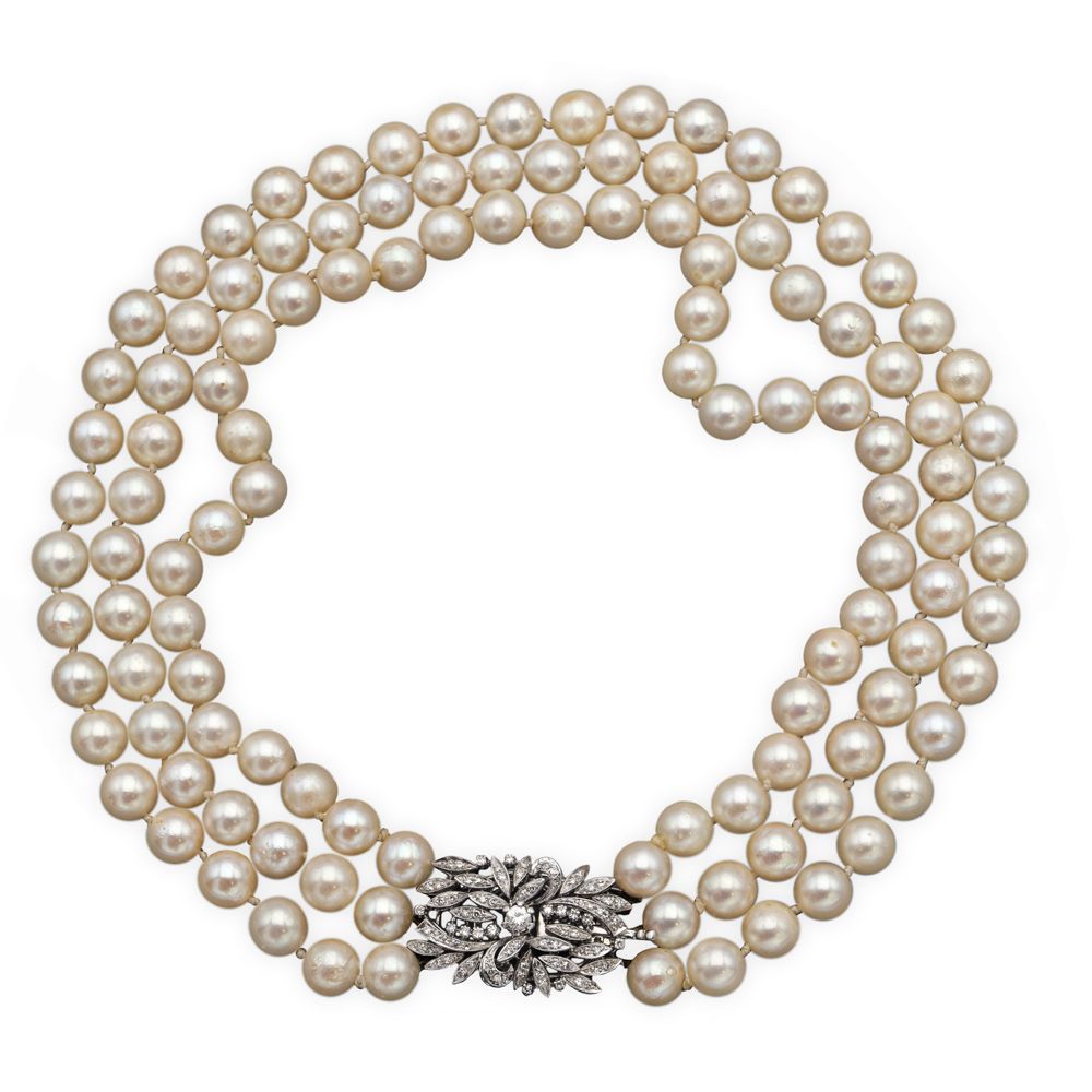 Three strands of cultured pearl necklace 1940/50年代，重量为143克，以9毫米的梯度排列，由18K白金搭扣连接，&hellip;