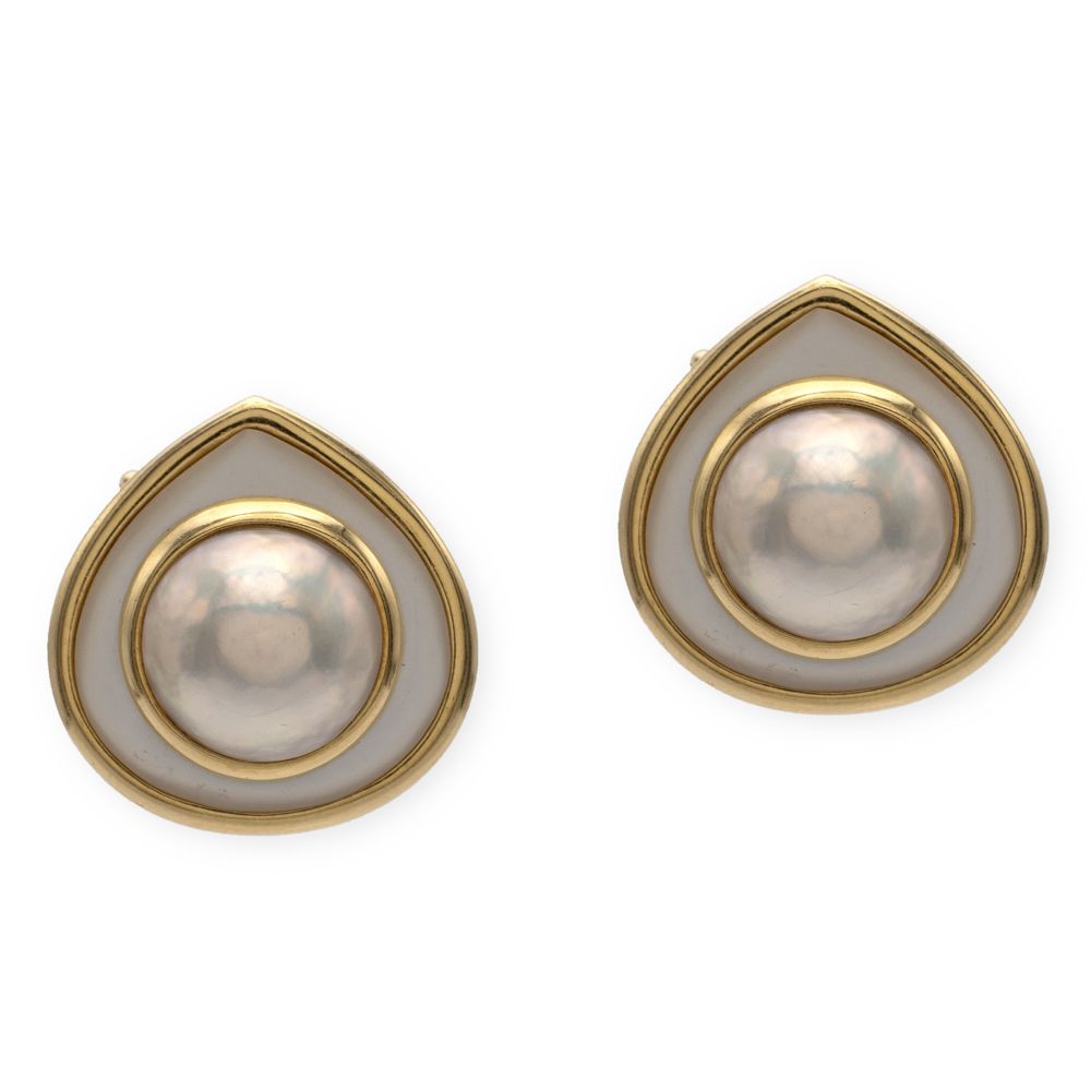Marina Bulgari, 18kt yellow gold and mother-of-pearl lobe earrings 有签名和编号，重23克，中&hellip;