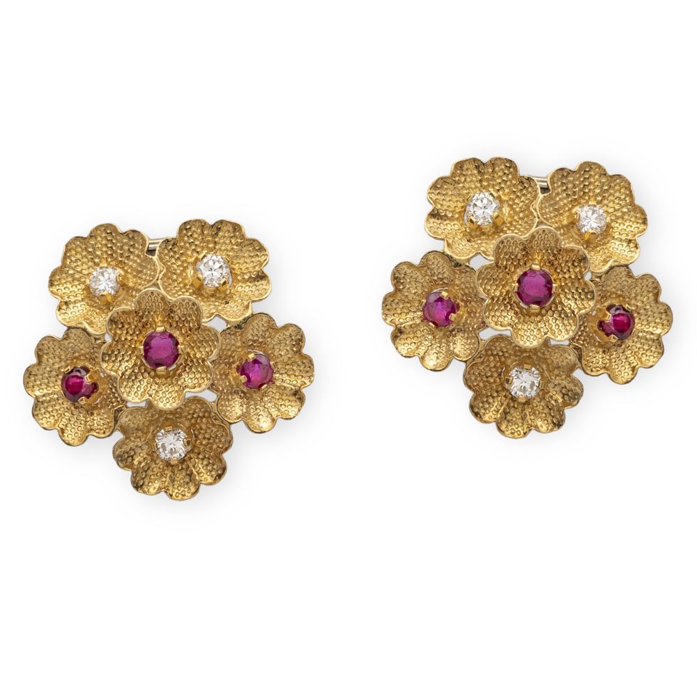 Pair of 18kt yellow gold floral pattern brooches Años 50/60, peso 8 gr., adornad&hellip;