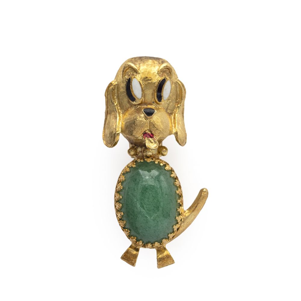 18kt gold and jadeite dog shaped brooch 重11克，眼睛和嘴上有多色珐琅的装饰，尺寸4.3x2厘米。