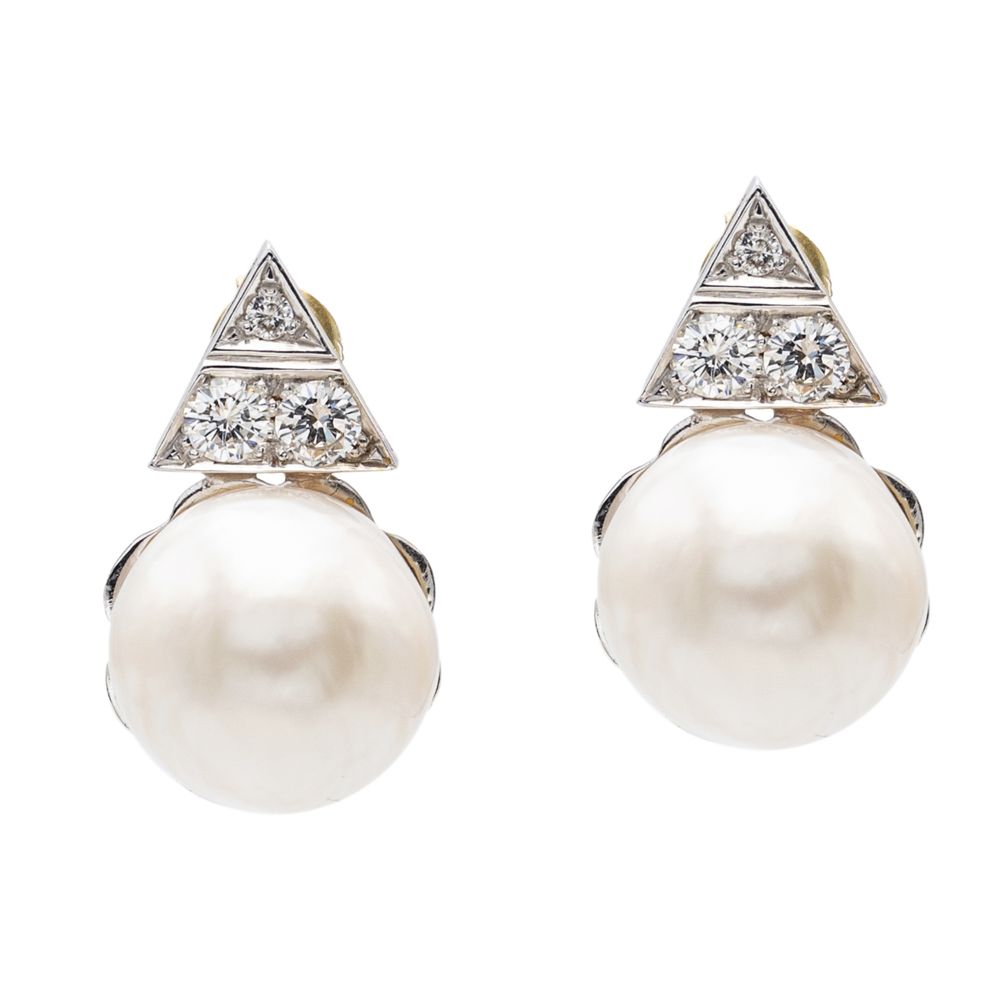 Lobe earrings with two South Sea pearls and diamonds , weight 15 gr., pearls 14.&hellip;