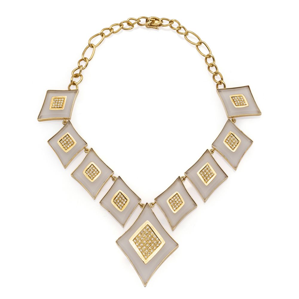 18kt yellow gold and rock crystal necklace 1970/80年代，重量127克，切割成斜方形的部分，用明亮式切割钻石克拉&hellip;