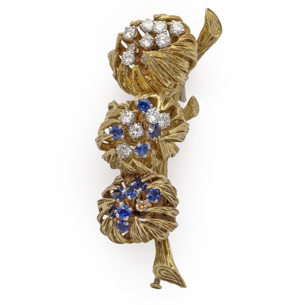 18kt yellow gold Floral motif brooch 1950/60年代，重40克，点缀着约1.20克拉的明亮式切割钻石，与圆形蓝宝石交替，&hellip;
