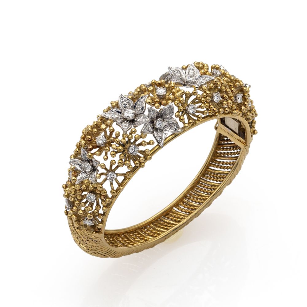 18kt yellow and white gold cuff bracelet with diamonds 法国印记，重91克，上半部分用黄金和白金制成的花朵&hellip;