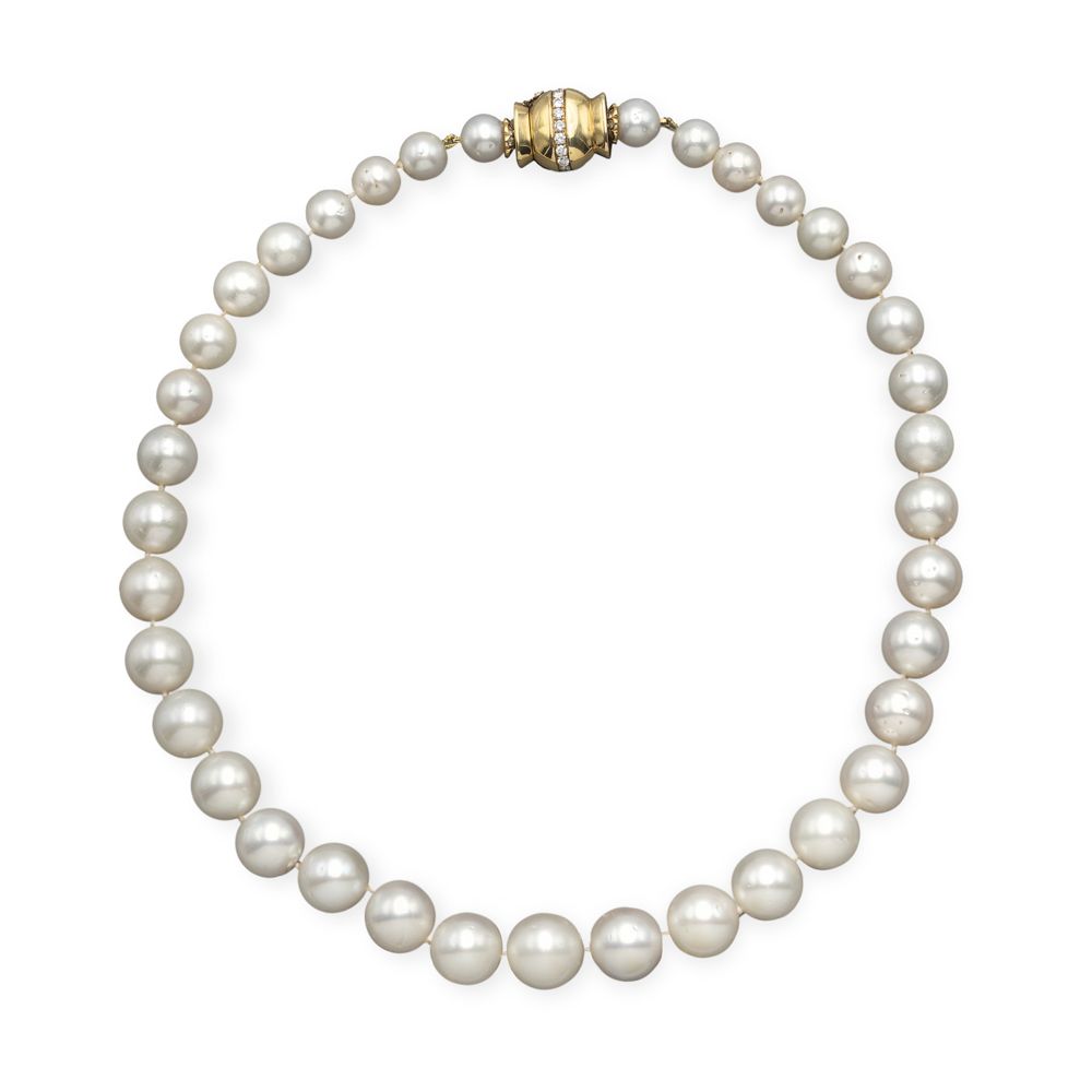South Sea pearl necklace 重量149克，从11毫米到16毫米的梯度排列，18K黄金和明亮式切割钻石约1.20克拉的糖果扣，两颗钻石丢失，&hellip;