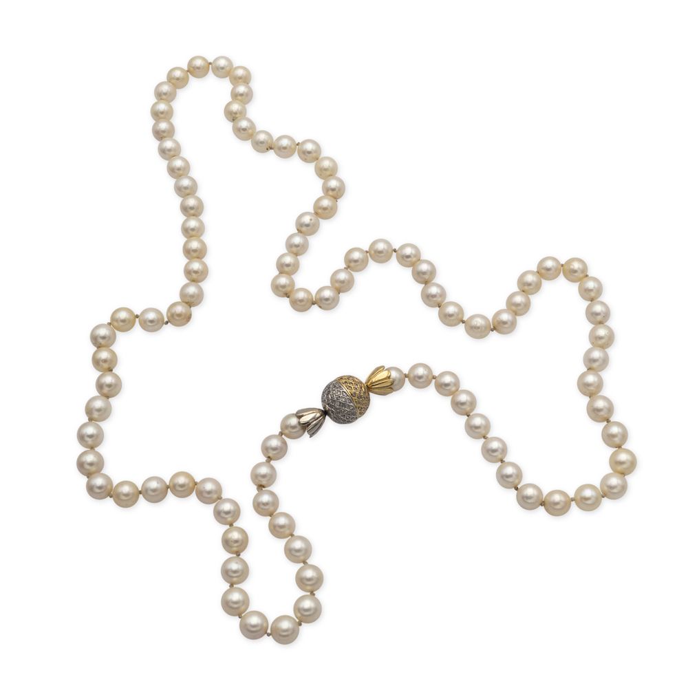 Long strand of cultured pearls necklace 重量80克，8毫米，带18K黄金和白金束状扣，带huit-huit切割钻石，长8&hellip;