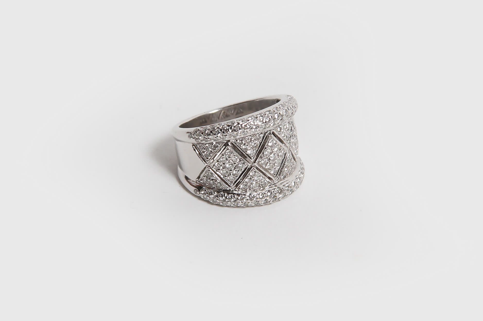 Null 大号75O°/OOO金戒指，镶有圆形钻石的十字架（总重4.6克）。