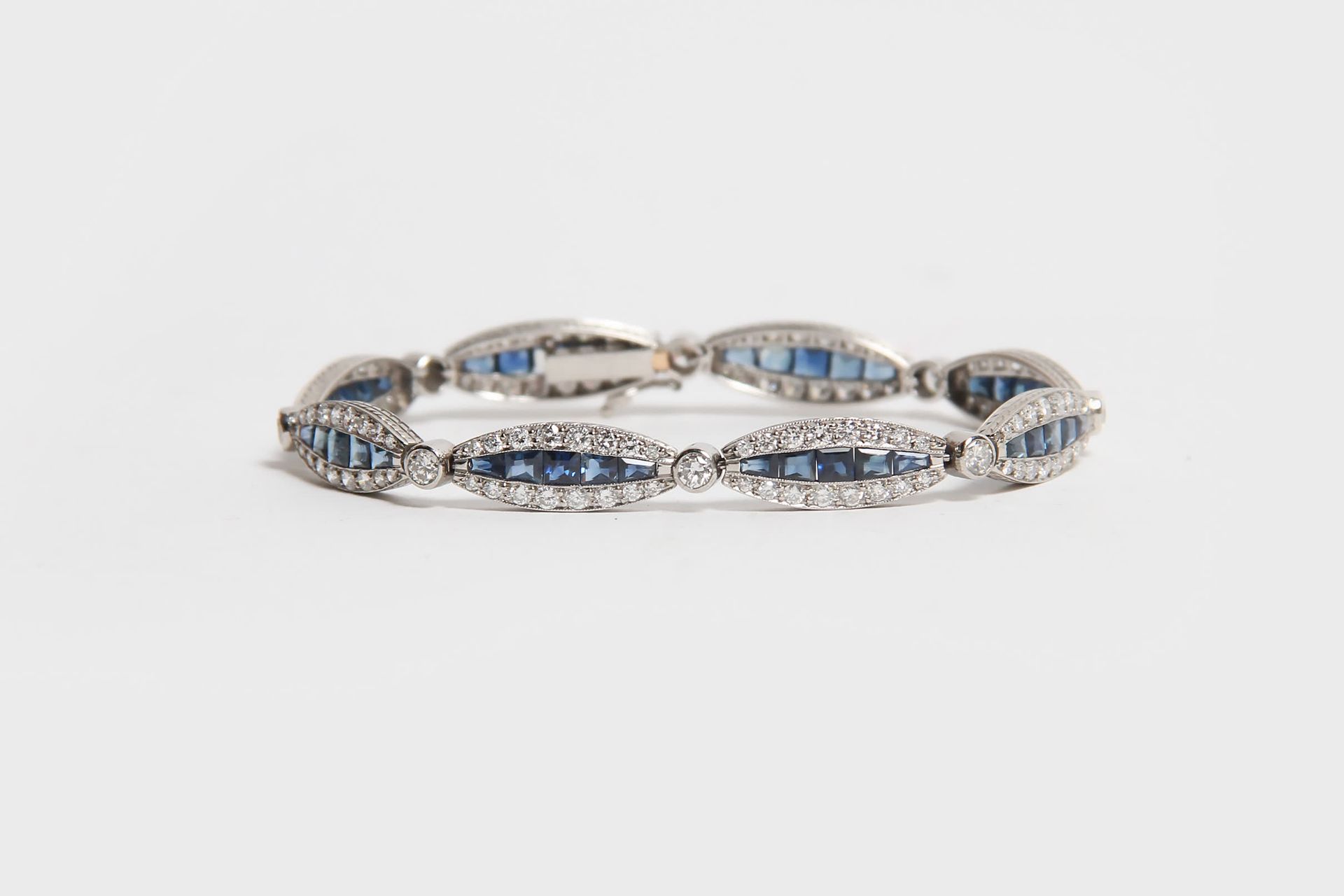 Null BRACELET IN 18K GOLD AND PLATINUM, EIGHT OVAL EYEBOLDS SET WITH A LINE OF C&hellip;