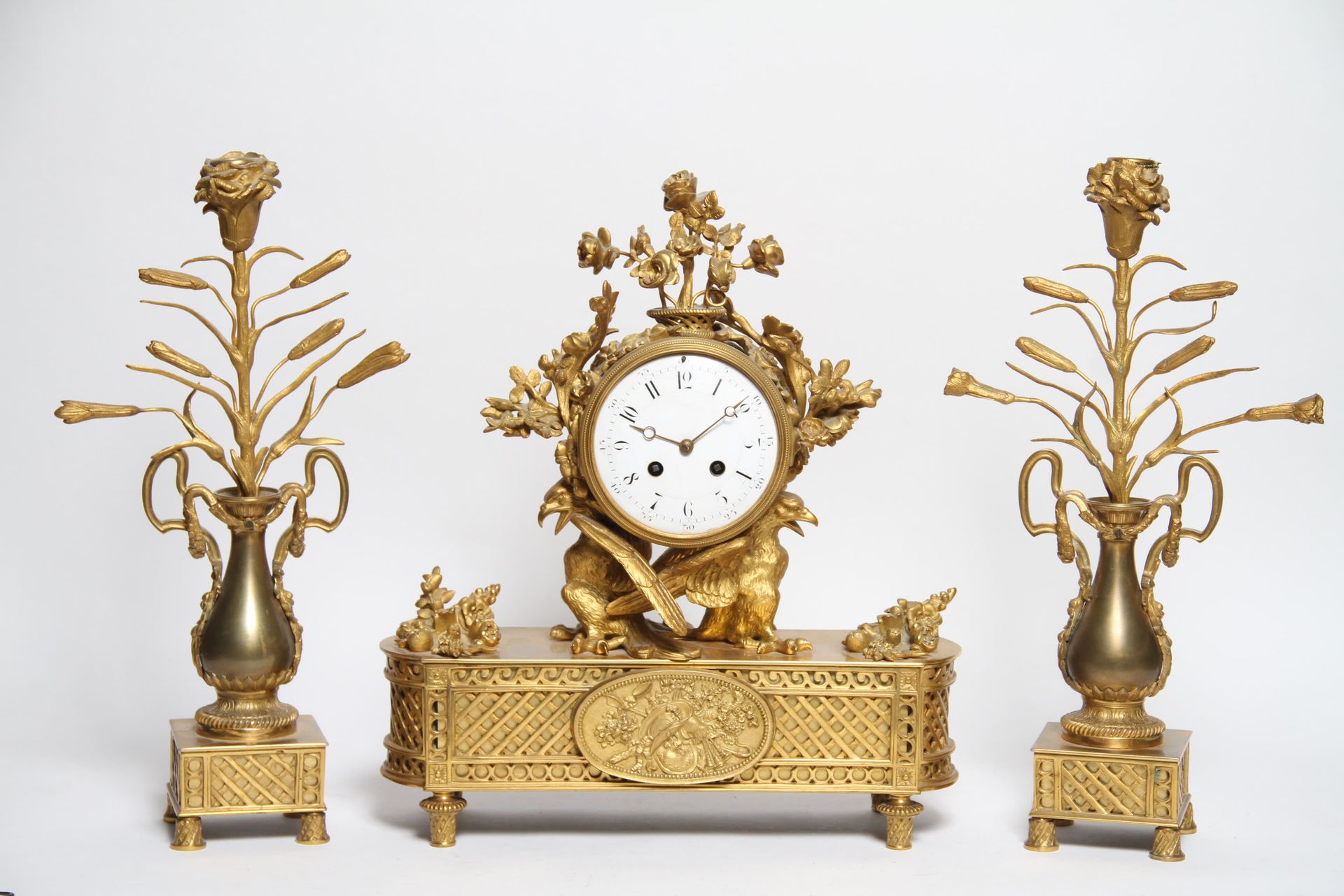 Null GARNITURE DE CHEMINEE EN BRONZE DE STYLE LOUIS XVI EPOQUE XIXe. PENDULE. L &hellip;