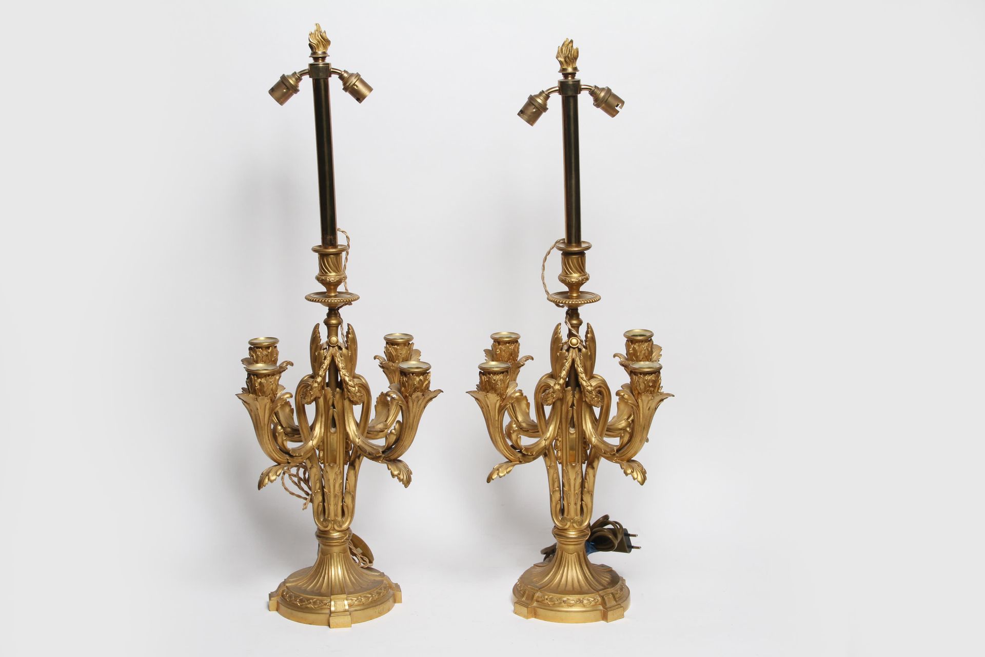 Null 莱利弗尔雕塑家苏斯的创始人。一对重要的路易十六风格的五臂烛台。巴黎Susse freres编辑部的印章。高45厘米，高达69.5厘米。