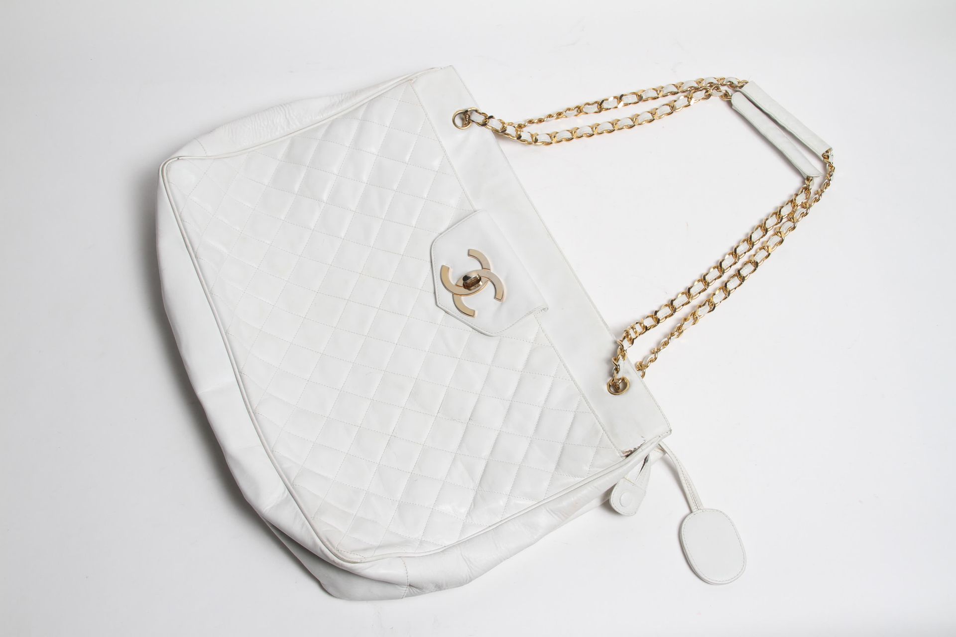 Null CHANEL, BAG IN WHITE MATTRESS LEATHER, GOLDEN CHAIN AND LEATHER HANDLE 43 x&hellip;