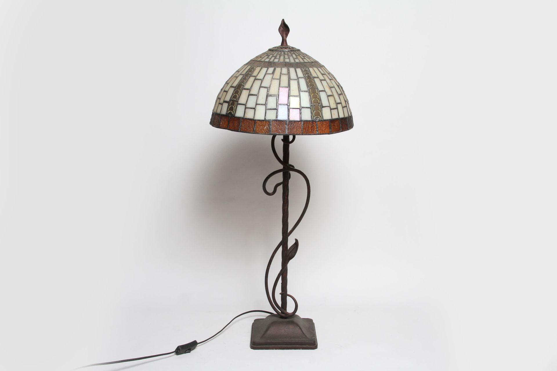 Null LAMP IN PATINE METAL AND PATE GLASS IN THE GOUT OF TIFFANY, H 83 cm