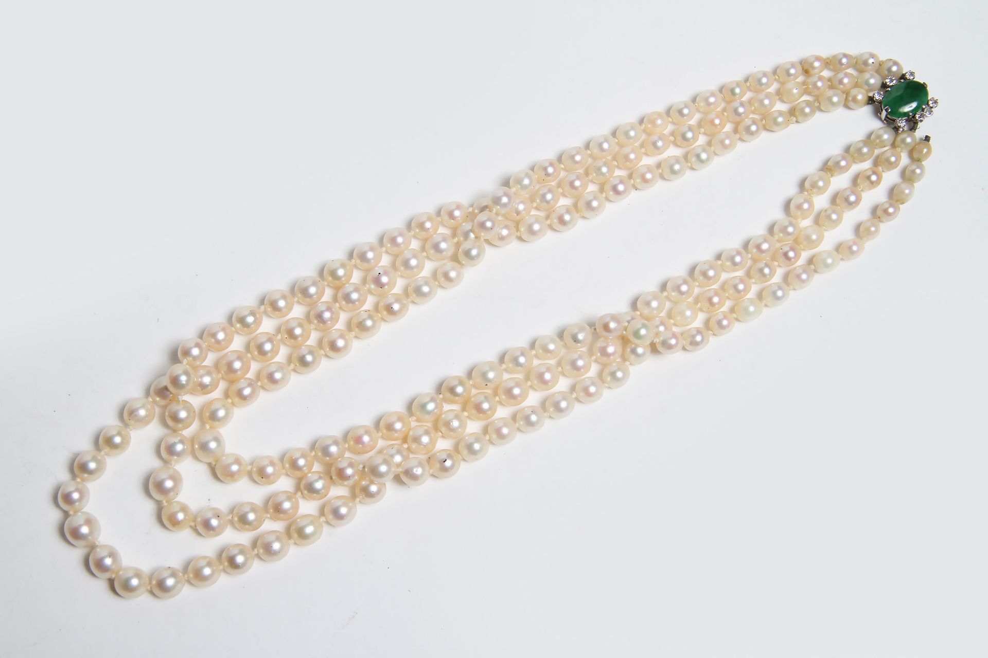 Null 三排养殖珍珠项链，白金搭扣，镶嵌一颗翡翠和六颗小型明亮式切割钻石