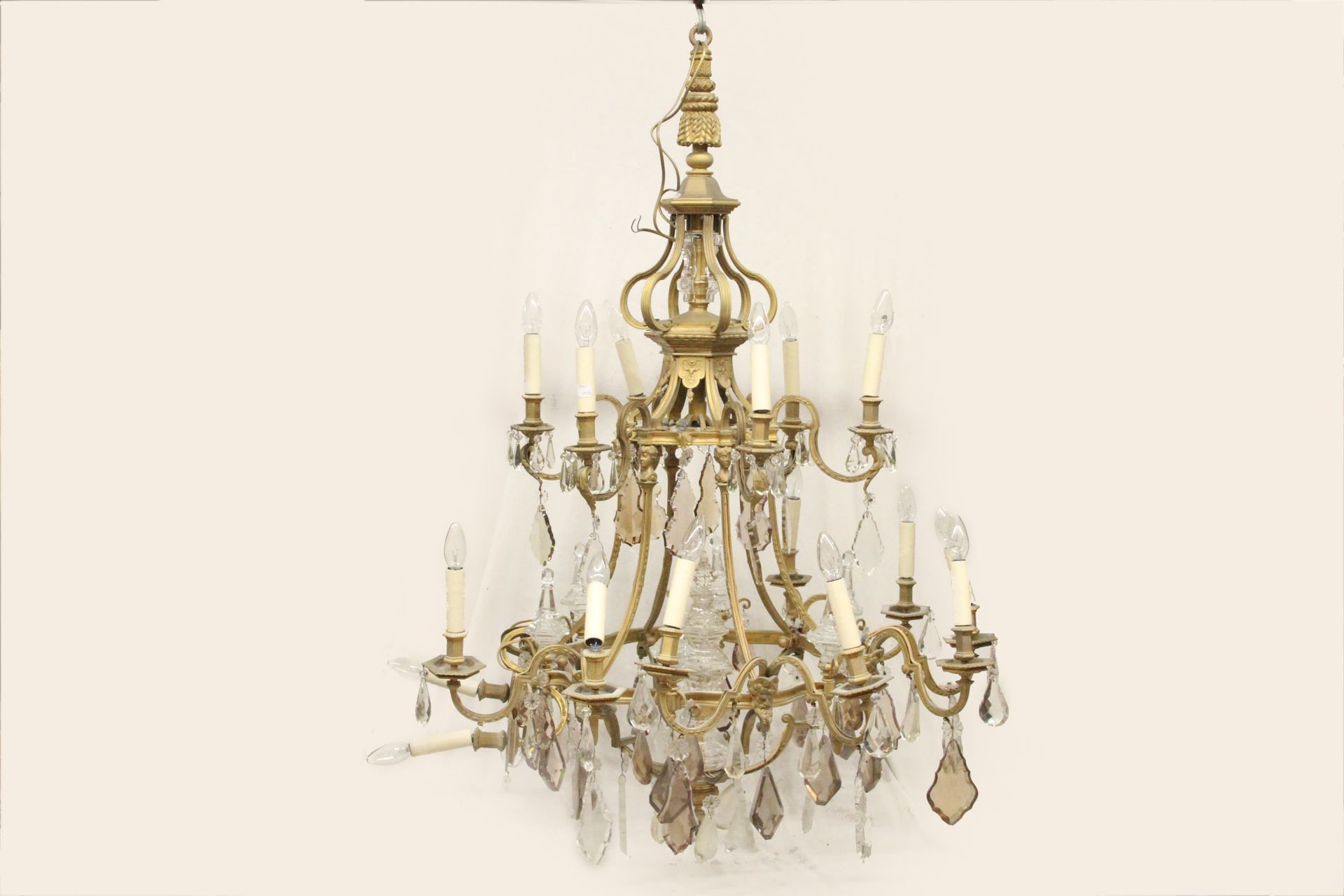 Null 大型路易斯-西瓦风格的铜制照明灯具，20世纪，高147厘米x103厘米（ACCIDENTS）。