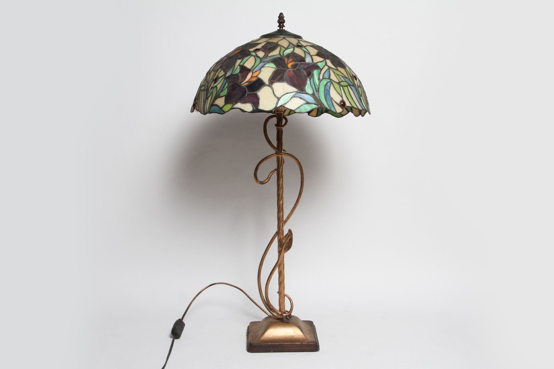 Null TILTABLE DESK LAMP WITH GLASS SHADE IN THE STYLE OF TIFFANY