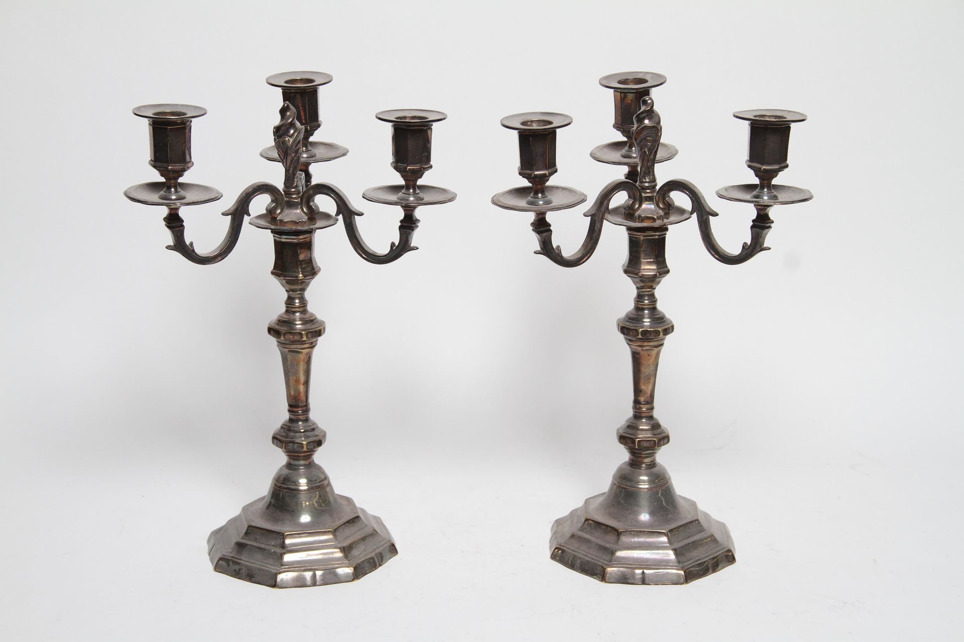Null 一对银色的路易十四风格的照明灯具，有3盏灯，33厘米。