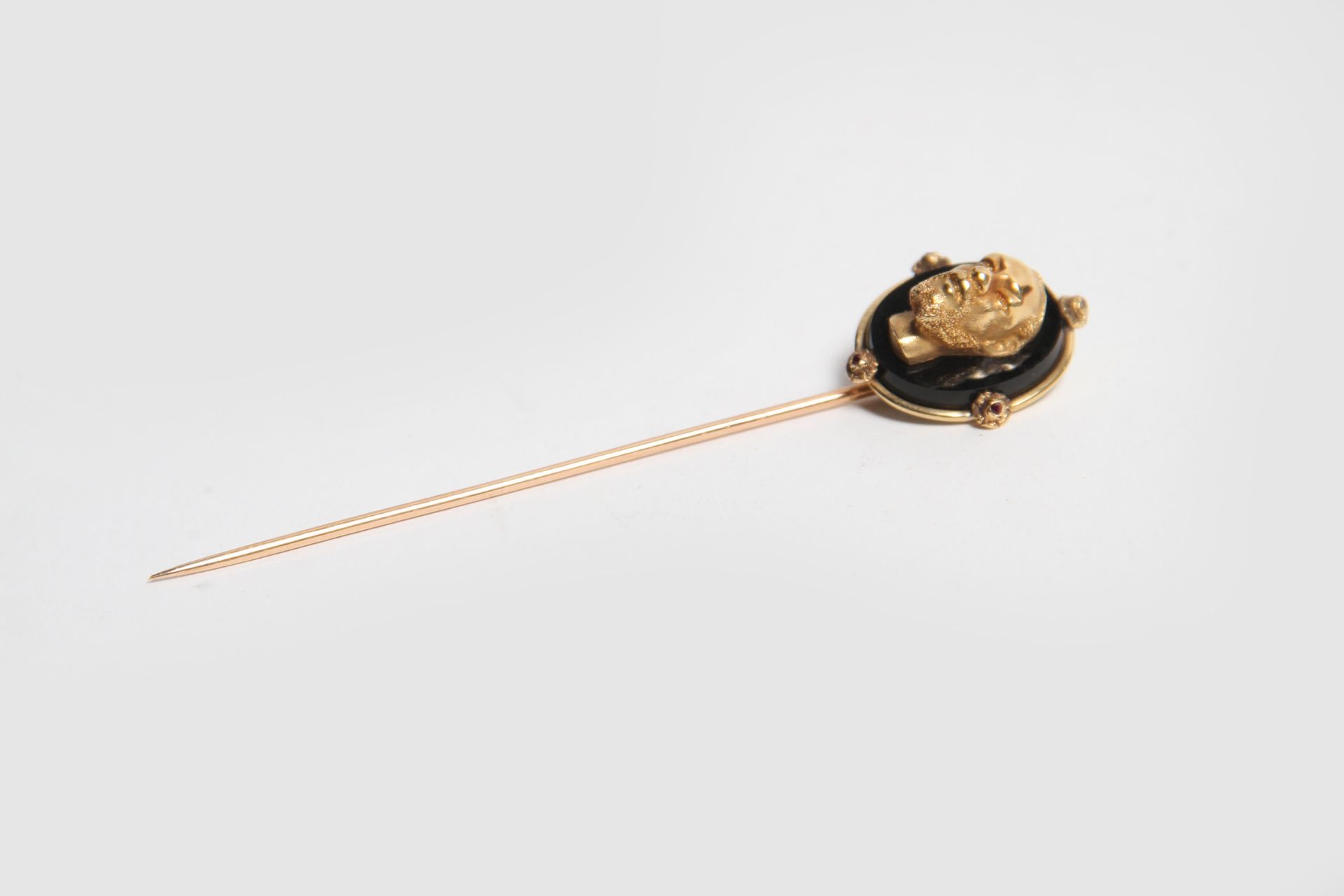 Null 750°/ooo金和珠宝制成的男人轮廓的钩针，总重9.7克（一个锡焊接）。