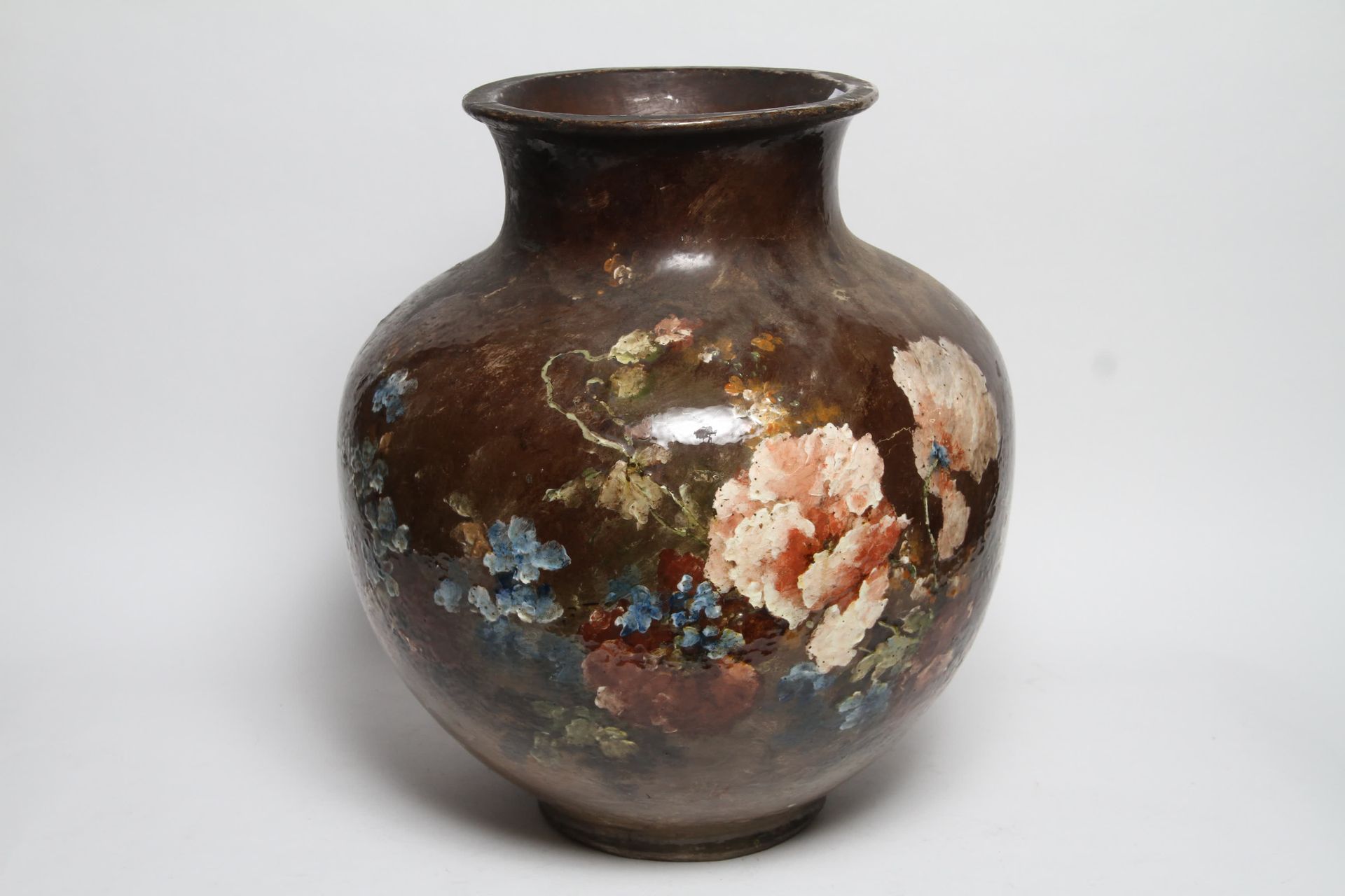 Null haviland et cie.重要的搪瓷陶器花瓶，装饰有鲜花。(事故、维修)。高49厘米。