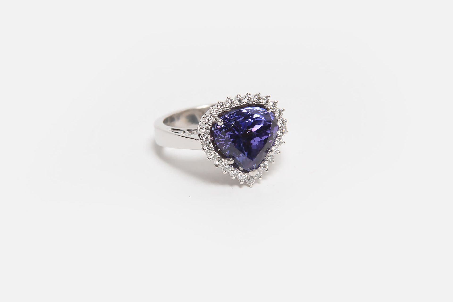 Null 18K WHITE GOLD HEART RING CENTERED ON A TANZANITE OF MORE OR LESS THAN 6-8 &hellip;