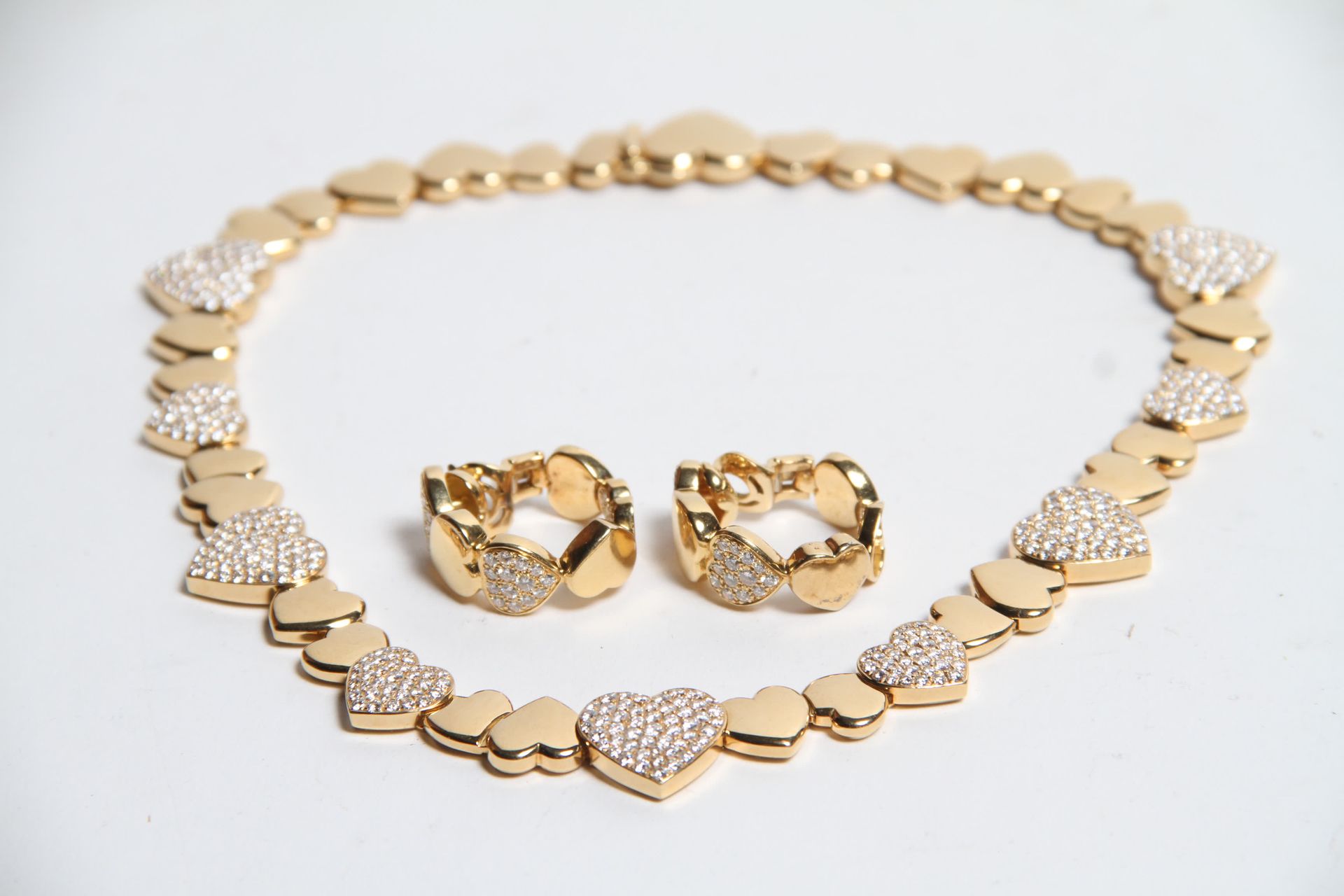 Null FRED, DEMI PARURE EN OR 18K COMPRENANT UN COLLIER ARTICULE DE COEURS DONT C&hellip;