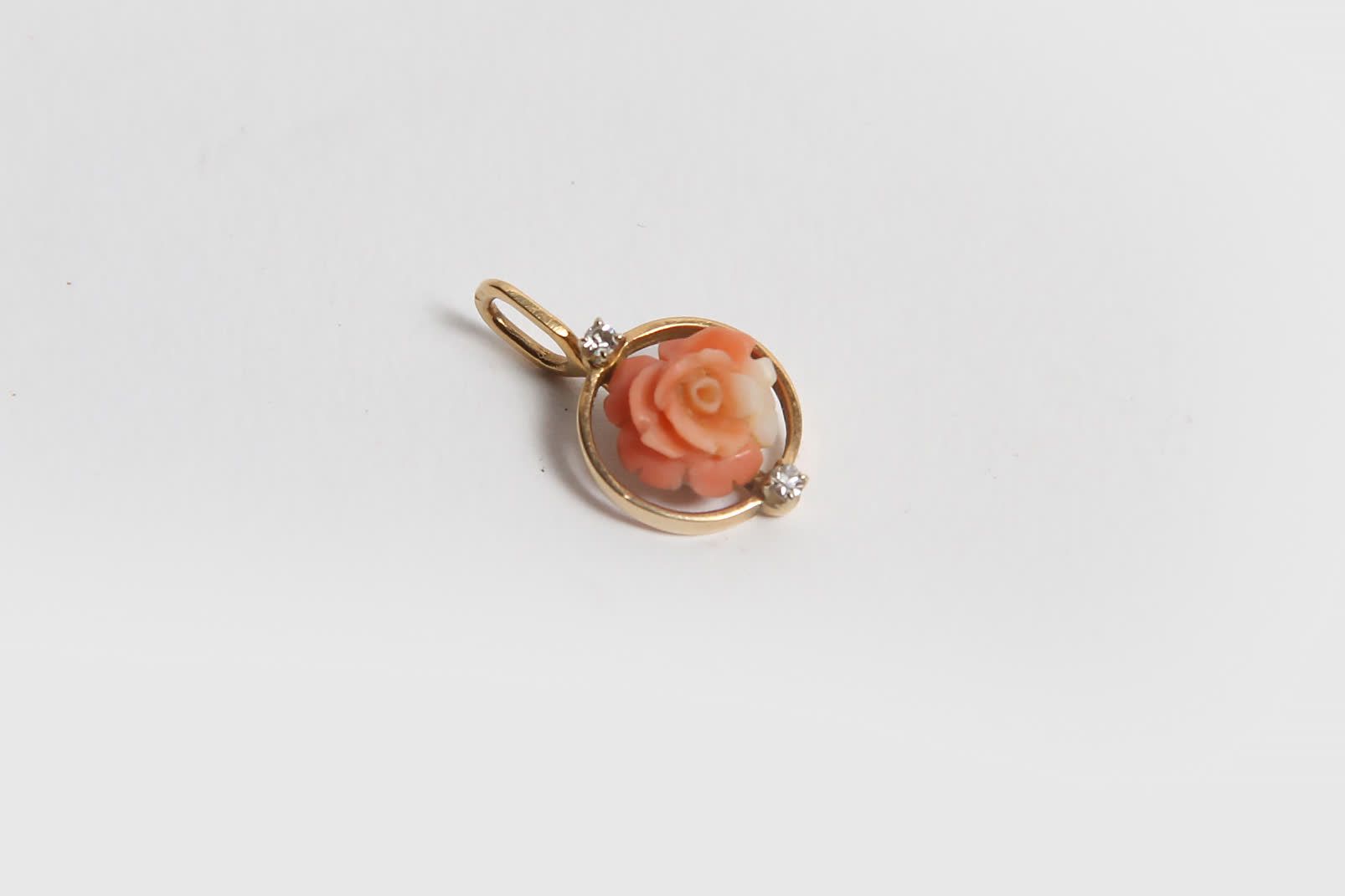 Null Ciondolo d'oro con una rosa di corallo e due piccole gemme brillanti (1,3 g&hellip;