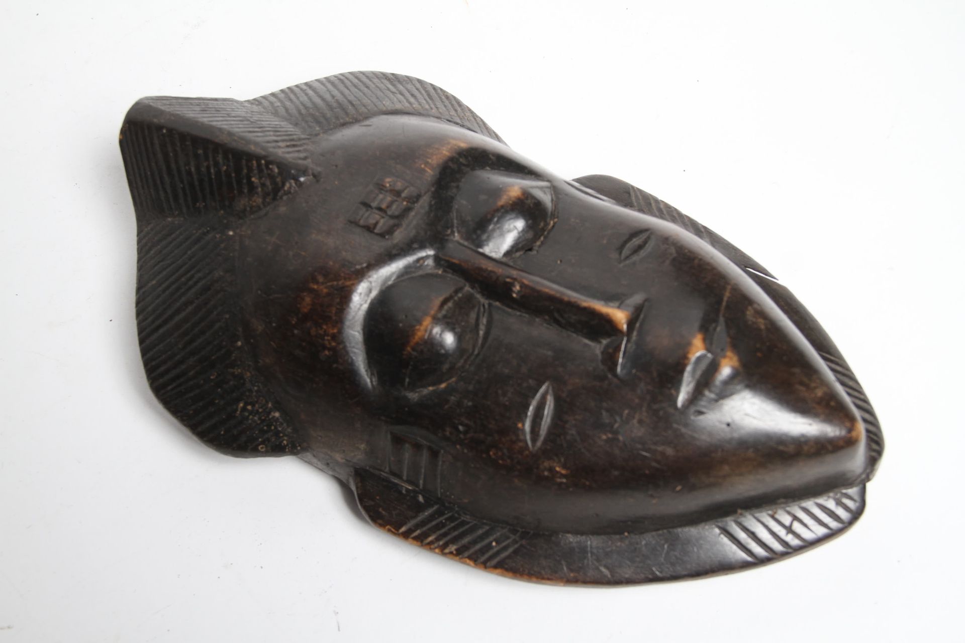Null AFRICAN MASK IN PATINE WOOD, H 33 cm