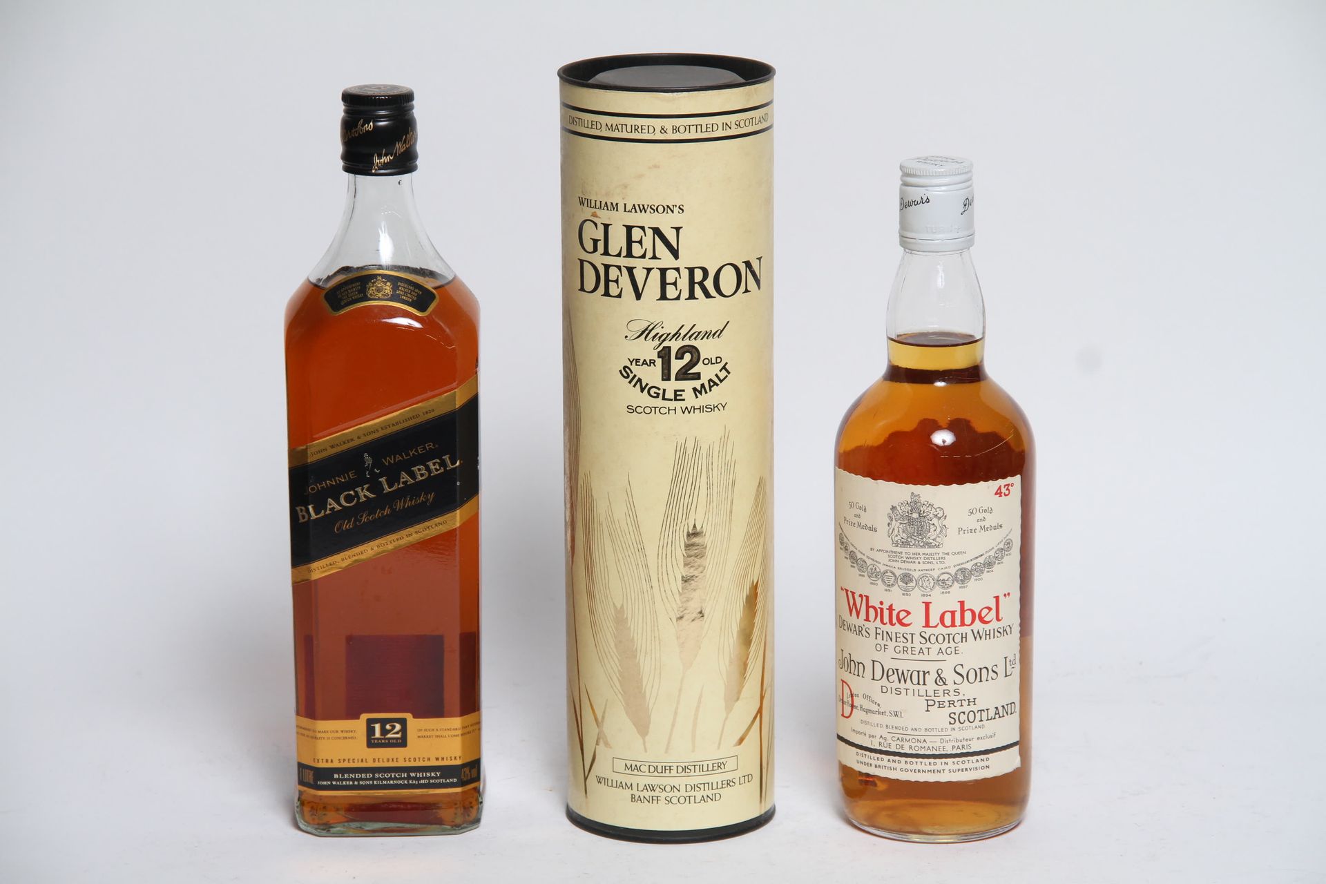 Null 三瓶威士忌，包括J.Walker、Glen Deveron和White Label。