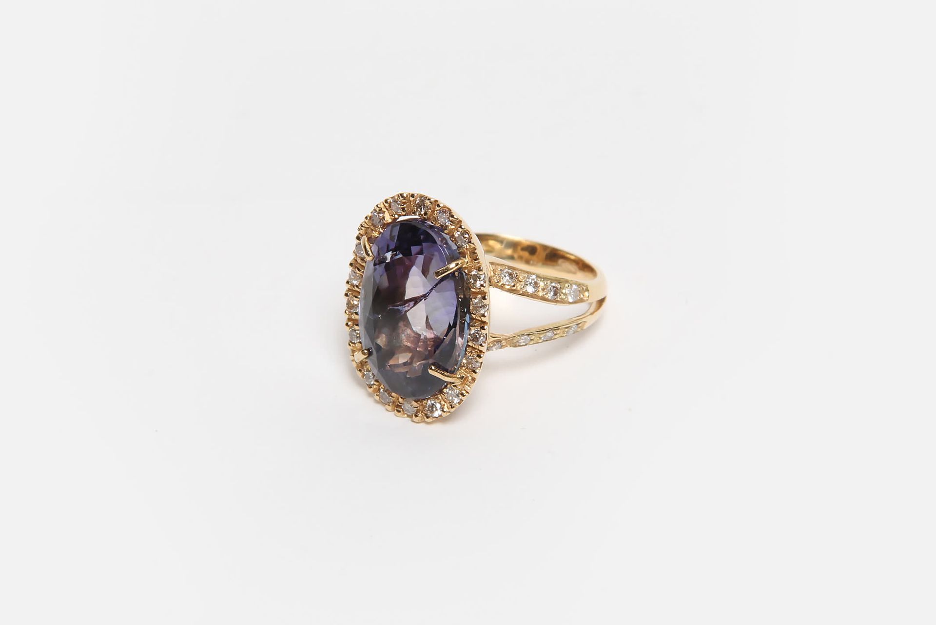 Null OVAL RING IN 18K YELLOW GOLD, CENTERED ON A TANZANITE (PURPLE BLUE) OF MORE&hellip;