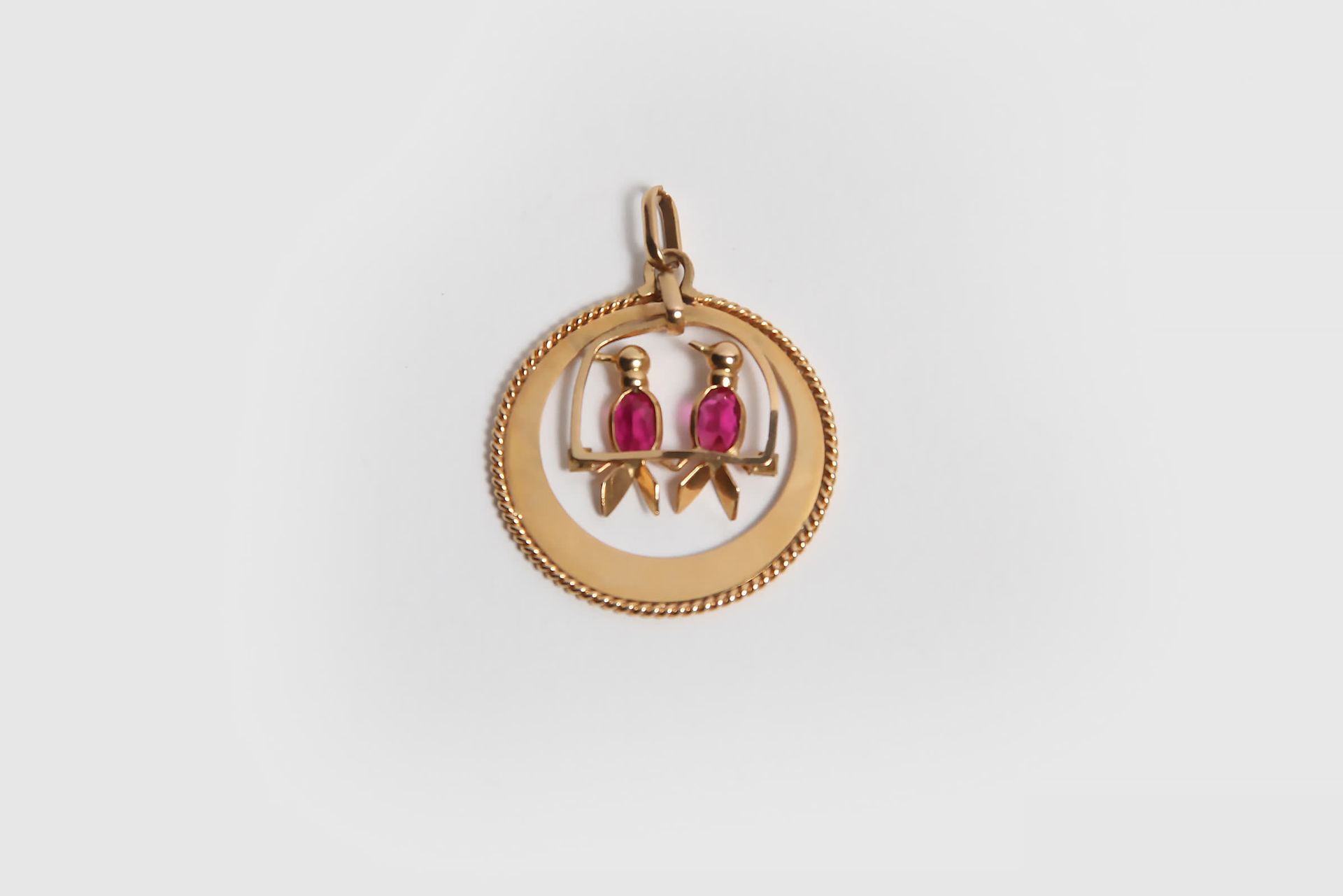 Null GOLD PENDANT 750°/ooo SET WITH TWO RED STONES (3,8 grs gross)