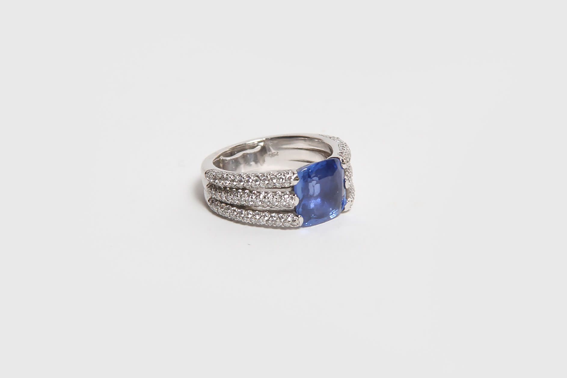 Null 18K金戒指，带枕头形状的蓝宝石，镶嵌六排圆形钻石（总重11.5克）。