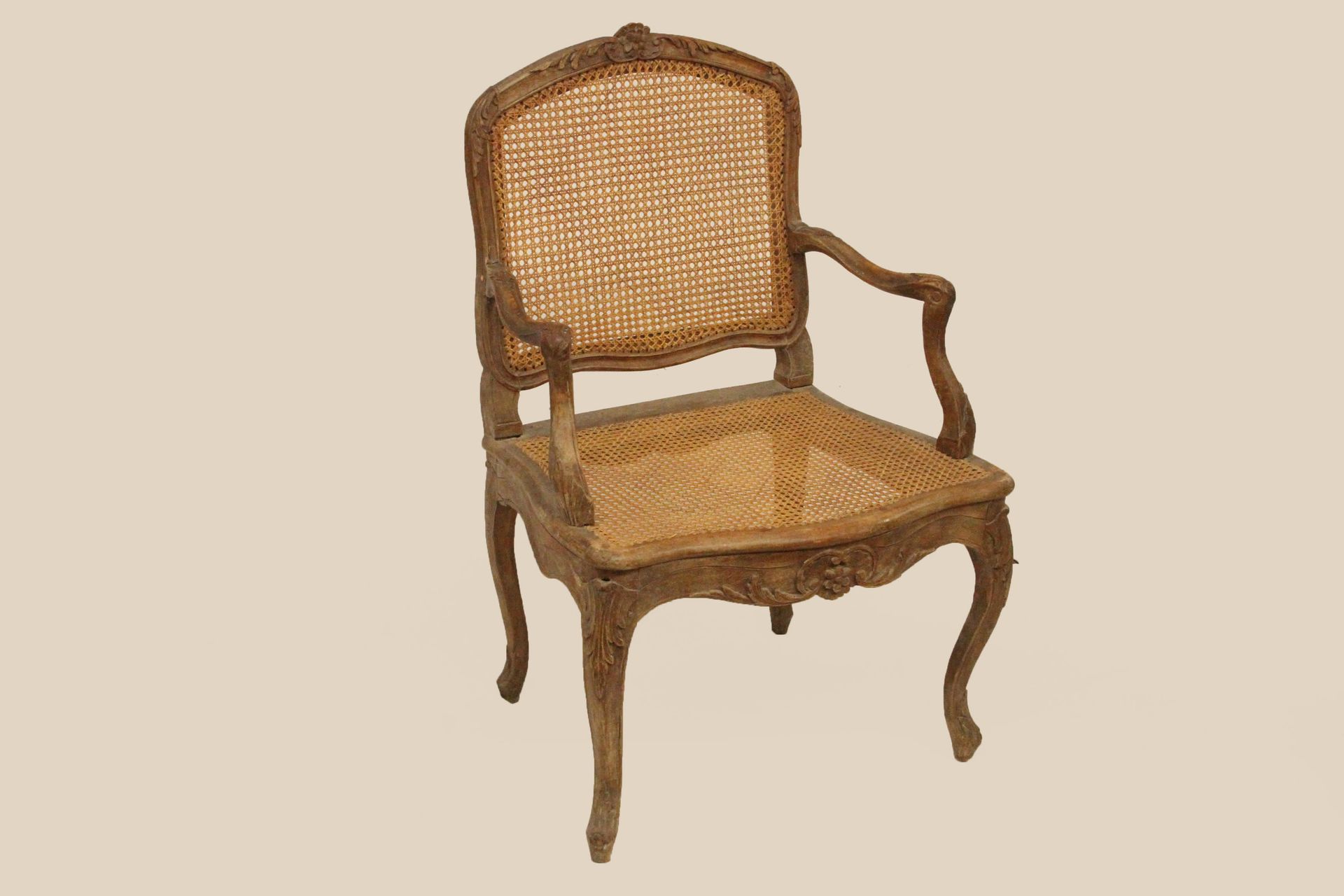 Null 路易十五时期大型藤条扶手椅，雕花榉木平背