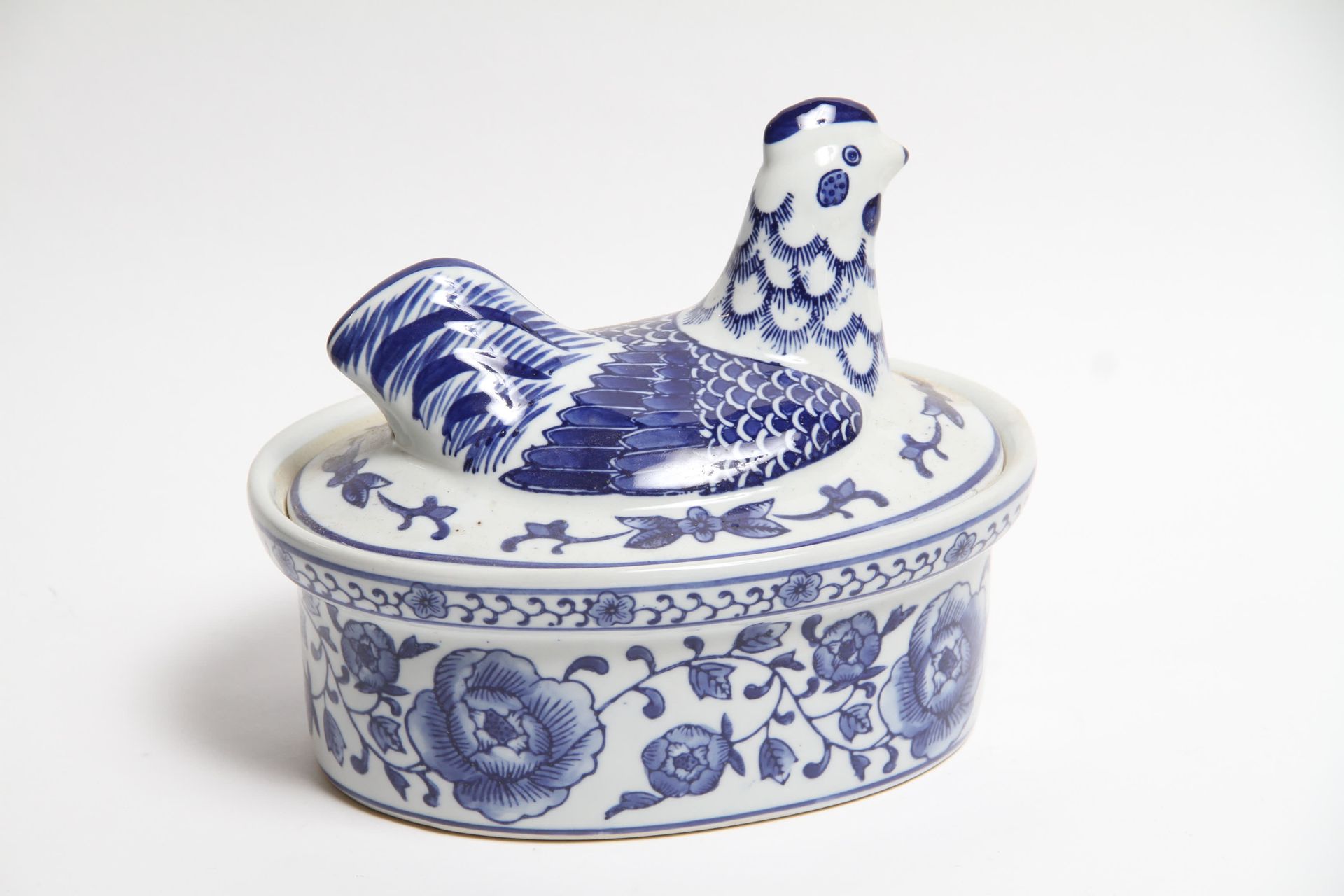 Null WHITE AND BLUE PORCELAIN TERRINE WITH HEN DECORATION