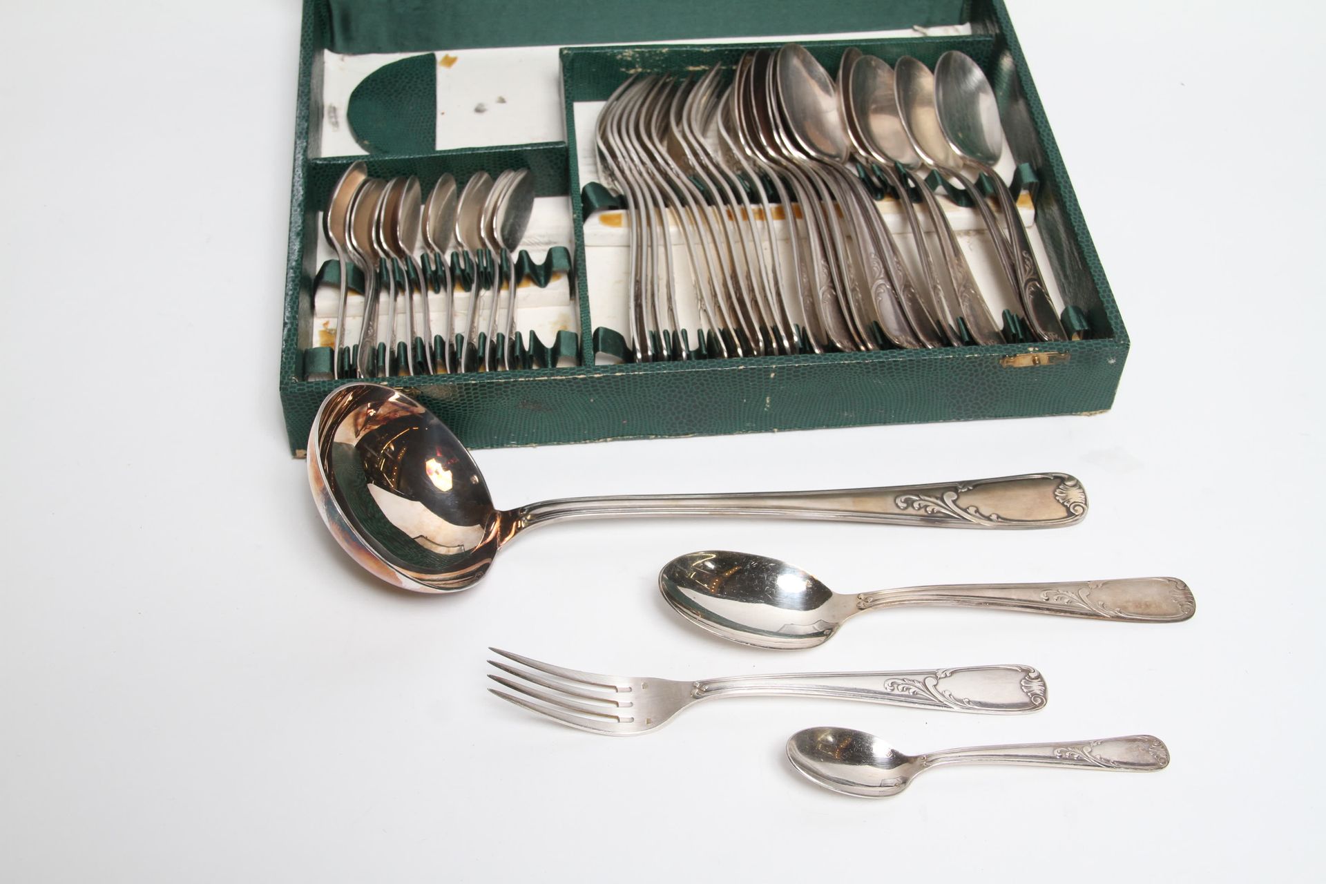 Null 镀银罗盖尔式餐具套装，包括12个大勺、10个小勺和一个勺子