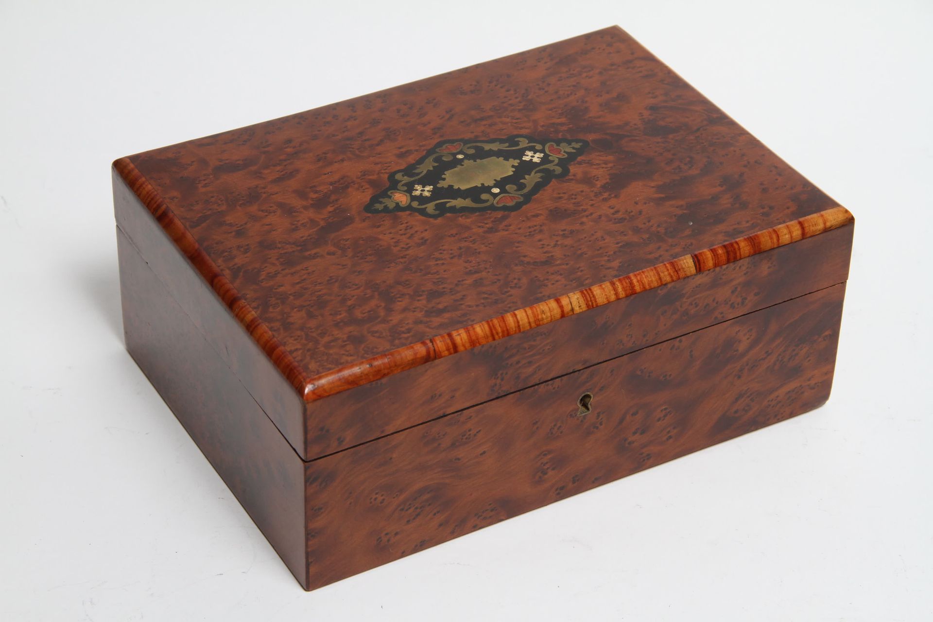 Null JEWELRY BOX IN MARQUETRY OF BURR AND ROSEWOOD