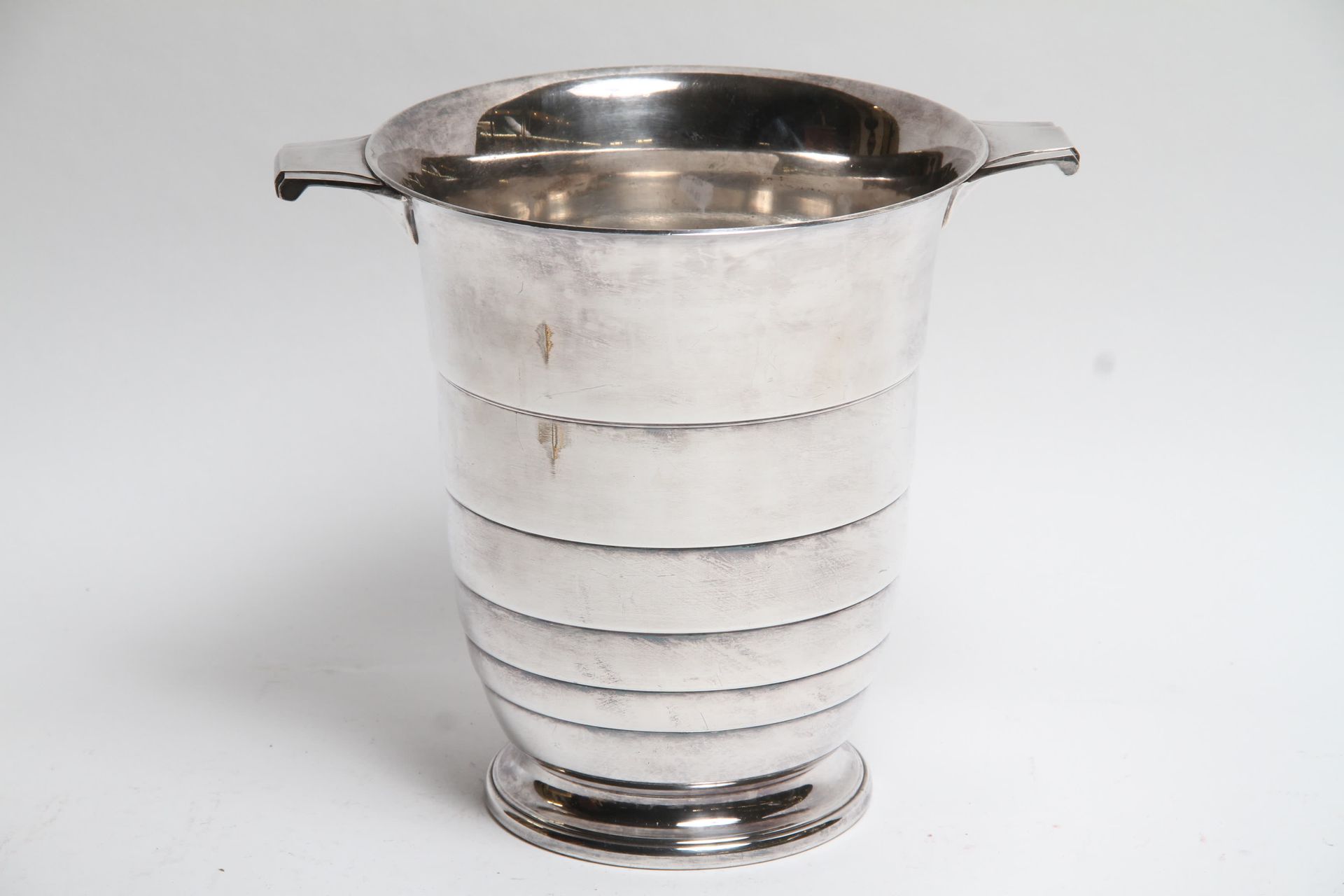 Null Champagne bucket in silver metal of art deco style (H 22,50cm).
