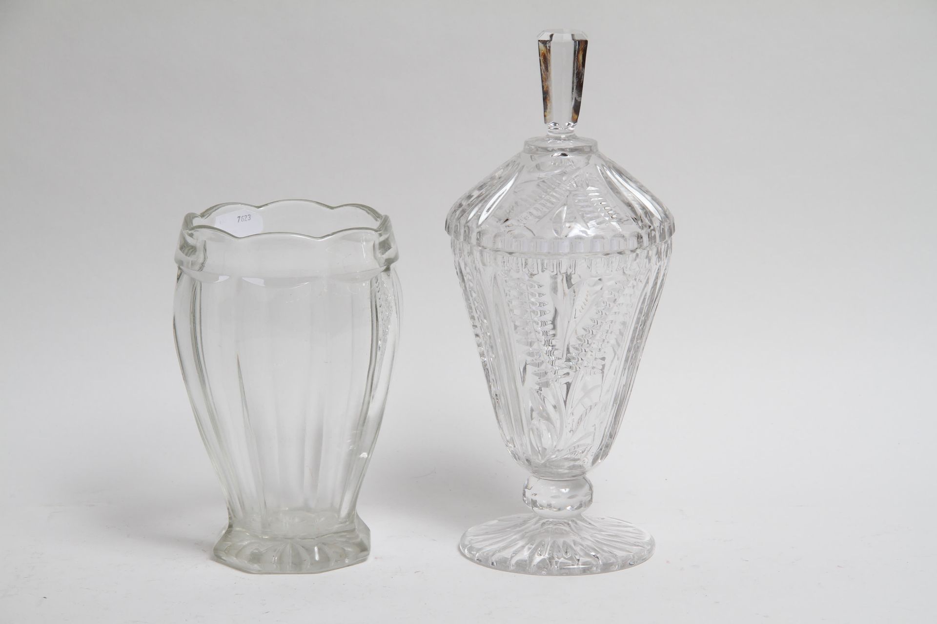 Null 半个水晶烛台和玻璃模具花瓶。