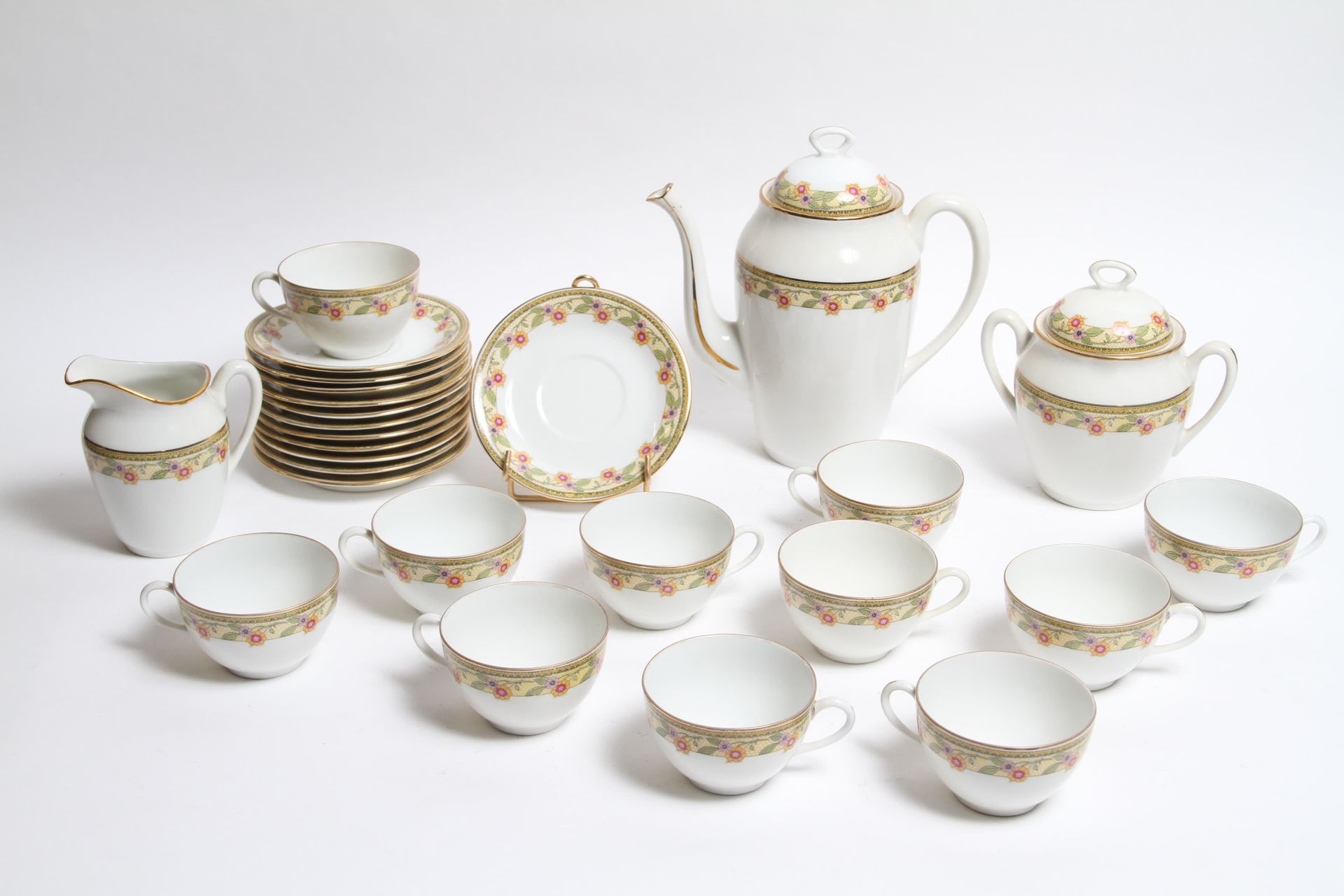Null 利摩日瓷器茶具，包括12个杯和碟，一个坩埚，一个壶和一个糖碗